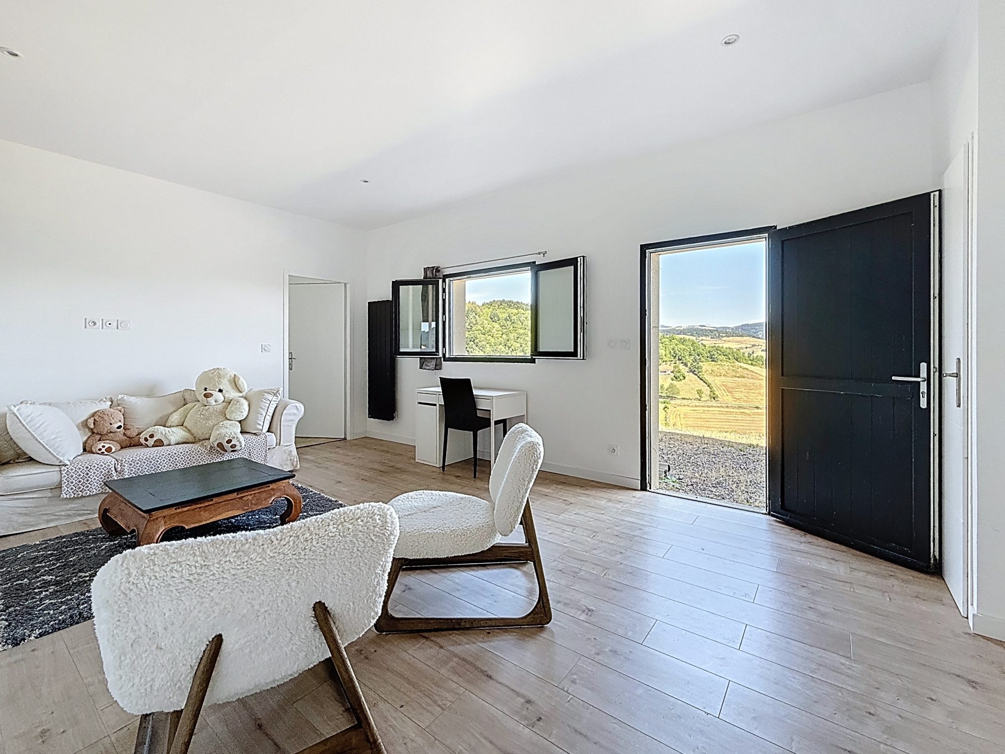 Maison moderne clé en mains de 2013 de type T5, 2500 m² de terrain,  belle pièce de vie, cuisine meublée équipée,  4 chambres, piscine 8x4 chauffée Vindry-sur-Turdine 69490