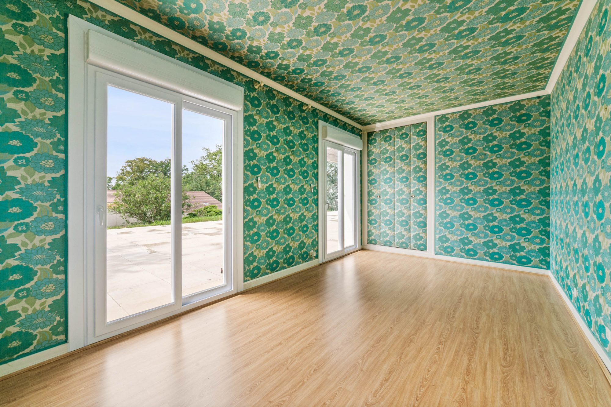Maison de 300m2, terrain de 2596m2 à Sainte Euphémie. Sainte-Euphémie 01600