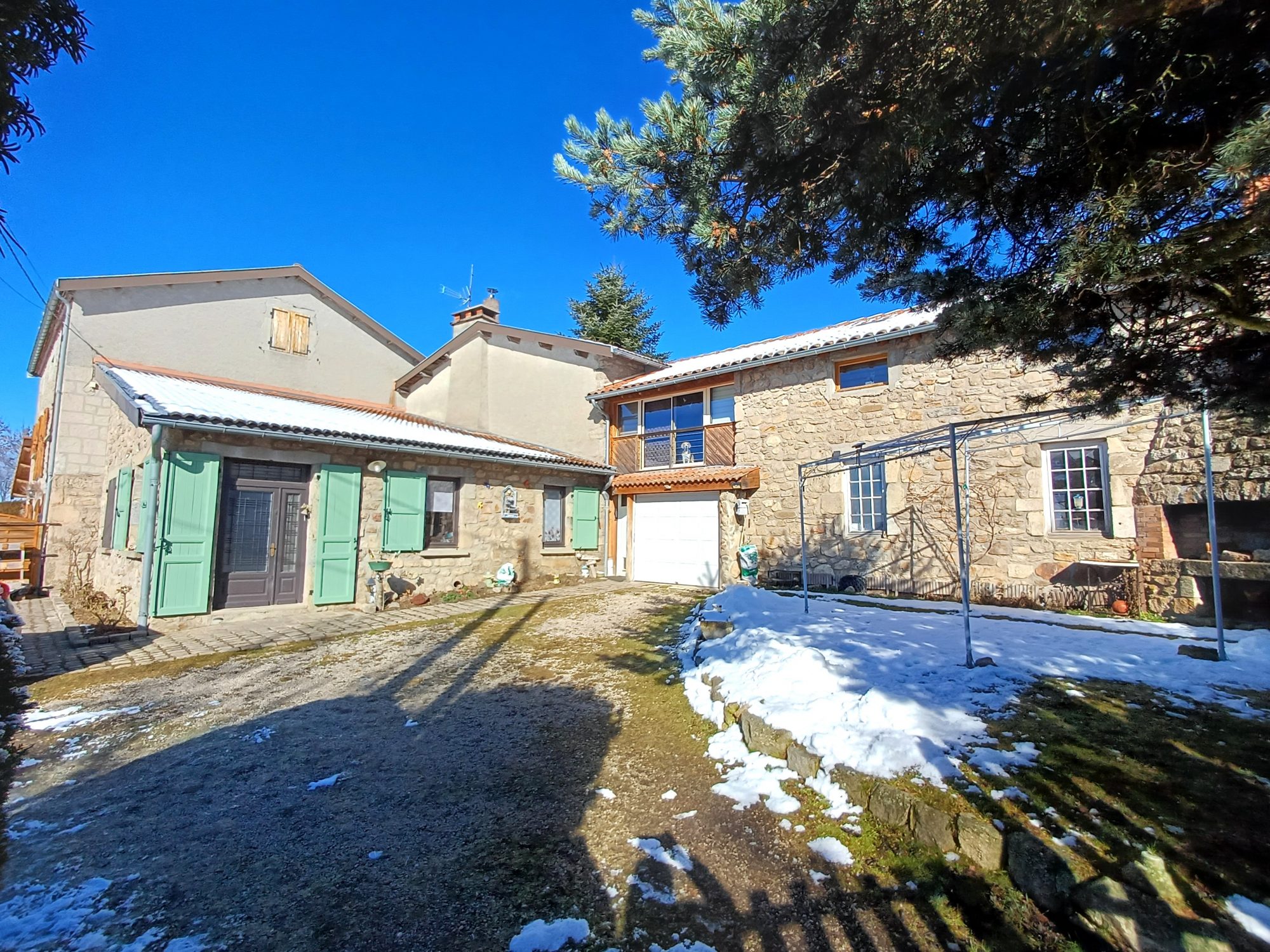 Maison en pierres atypique avec garage et terrain