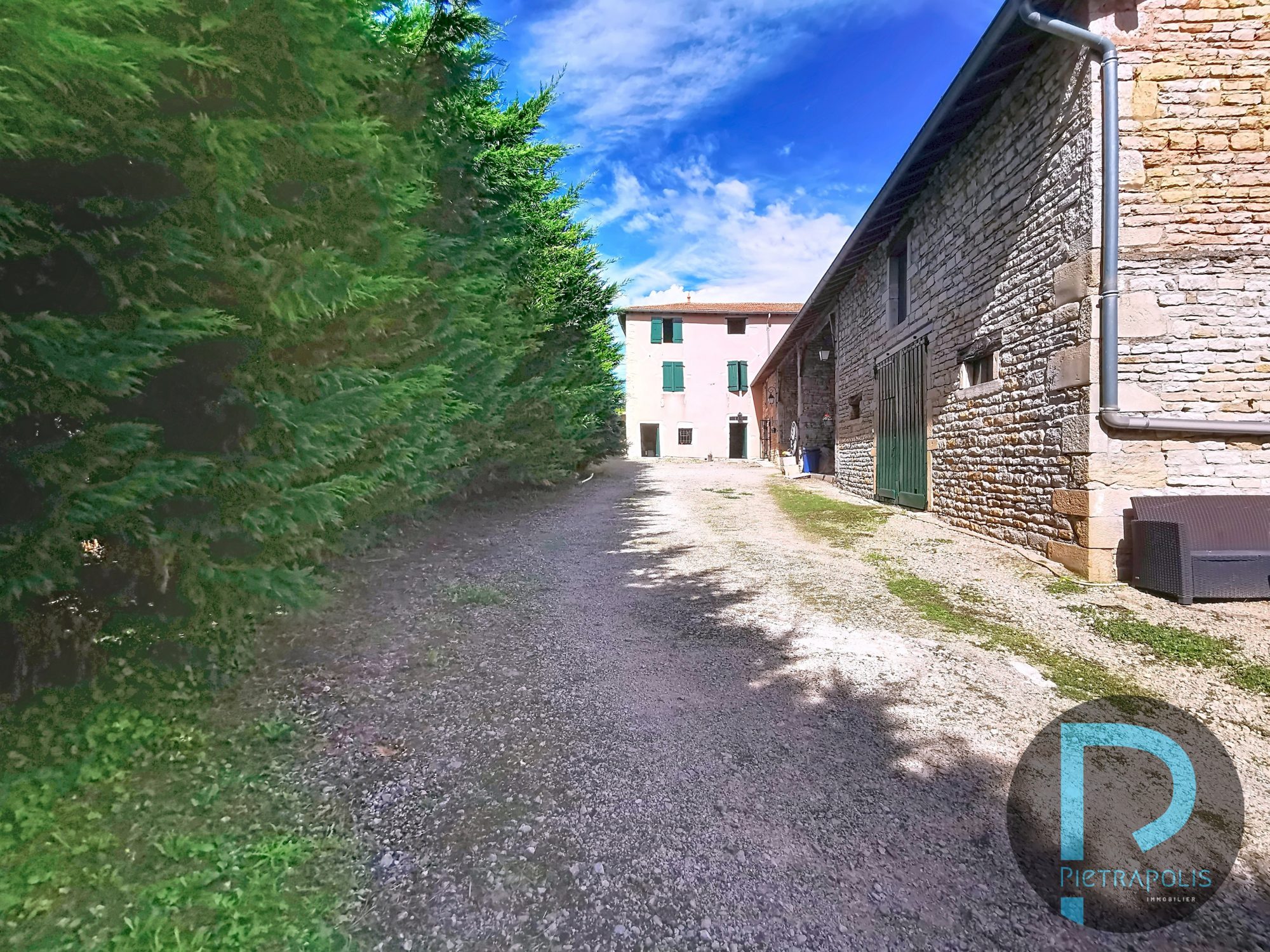 MAISON EN PIERRE à 7 kms de Mâcon Nord