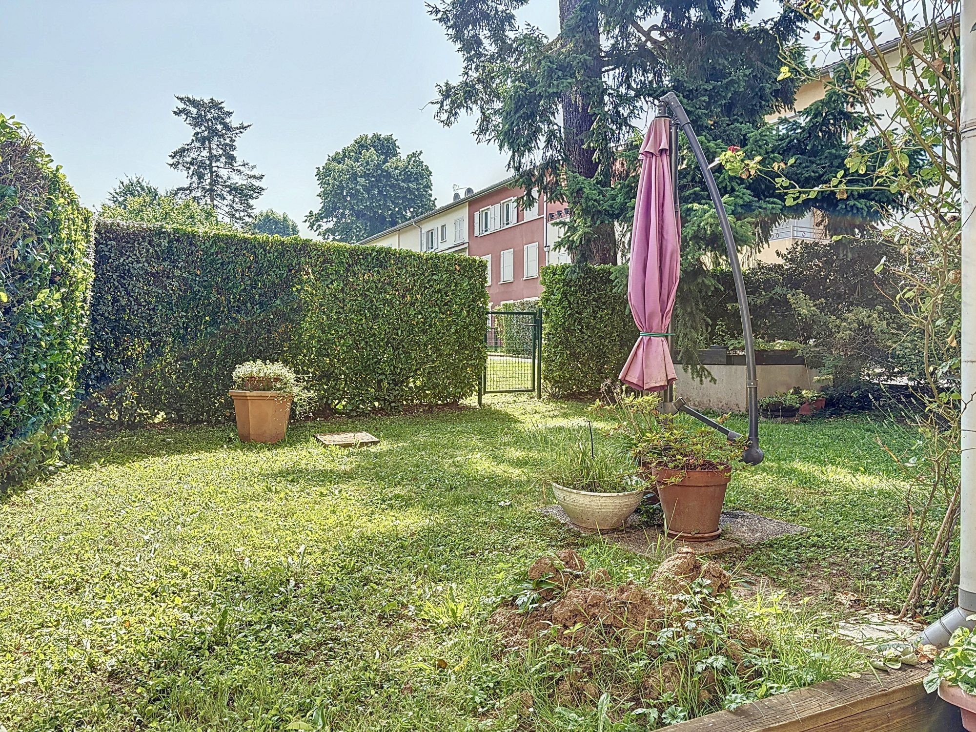 SOUS OFFRE - T4 de 94 m² et 100m² d'extérieurs, garage et parking