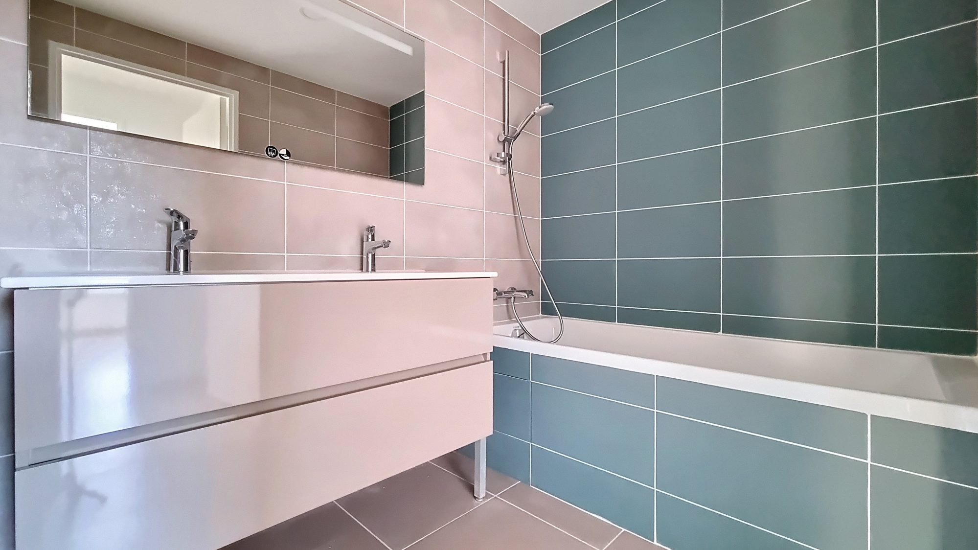 T4 coeur Confluence avec loggia - stationnement possible Lyon 69002