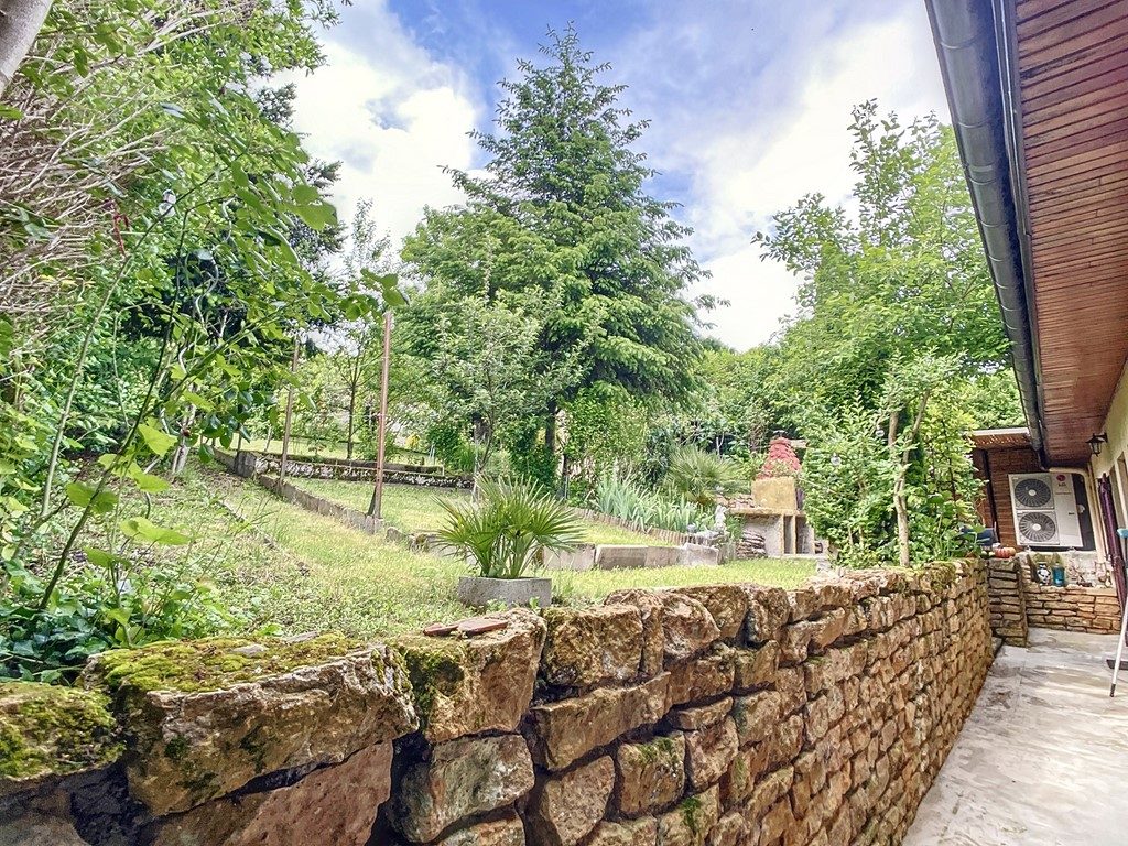 A TARARE MAISON CENTRE VILLE - 140 M2 - 4 CHAMBRES - CALME - LUMINOSITÉ - TERRAIN CLOS ARBORÉ  700 M2 Tarare 69170