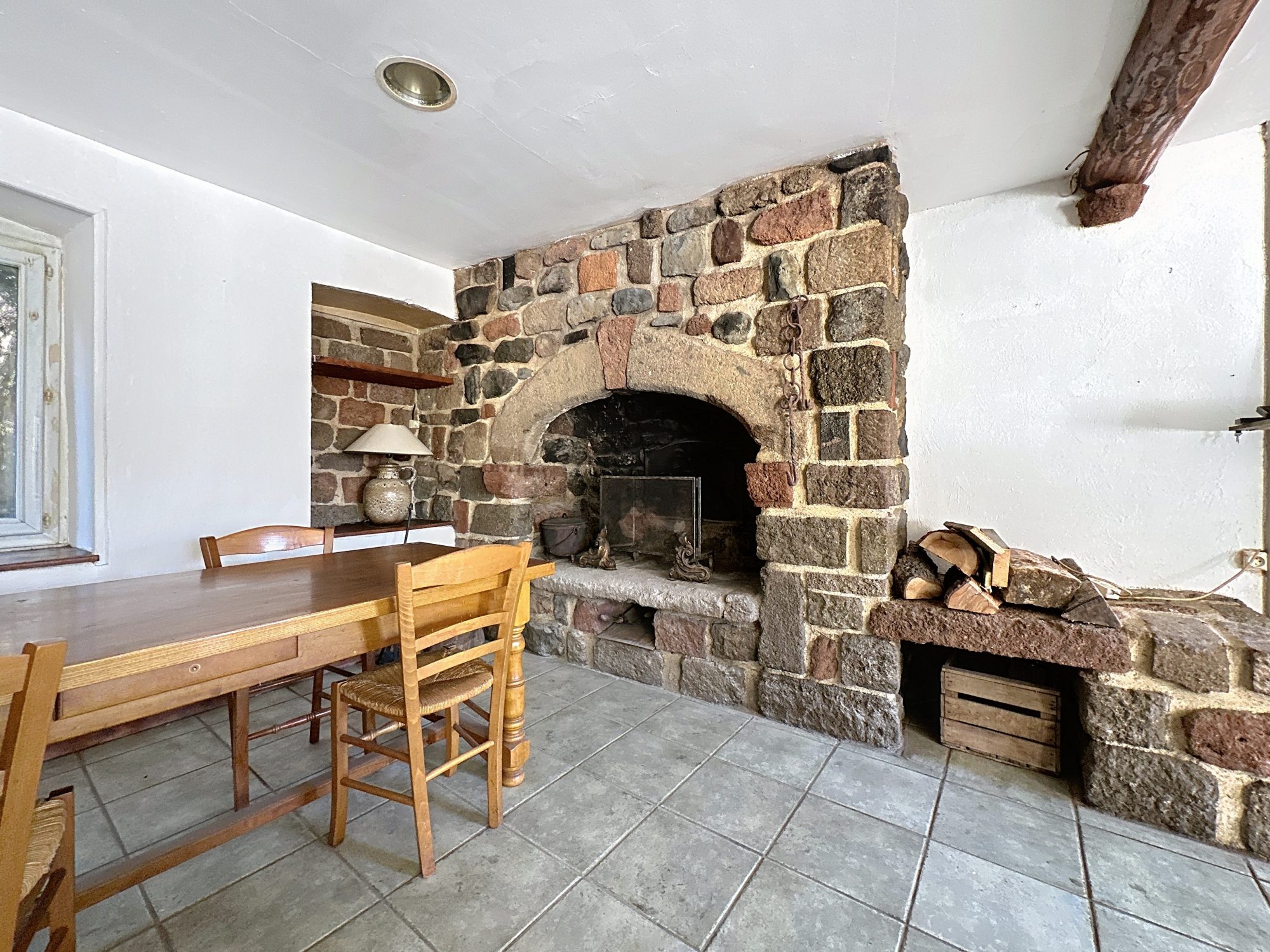 ANCIEN BAR / RESTAURANT AVEC LOGEMENT DE FONCTION ET DÉPENDANCE – BEYSSAC (20 MIN DU PUY-EN-VELAY) Beyssac,  Saint-Jean-de-Nay 43320