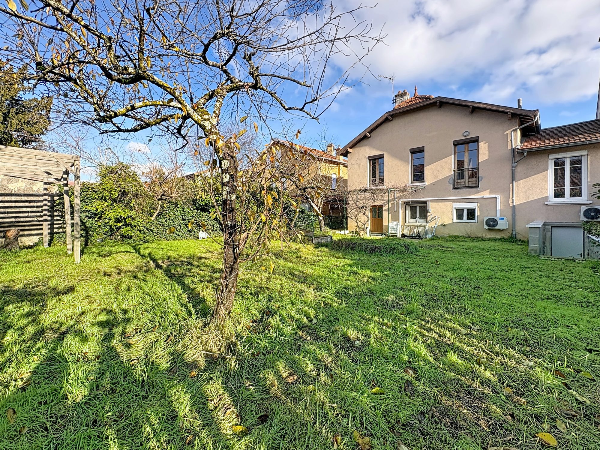 Maison divisée en 3 appartements avec Jardin - La Plaine Santy
