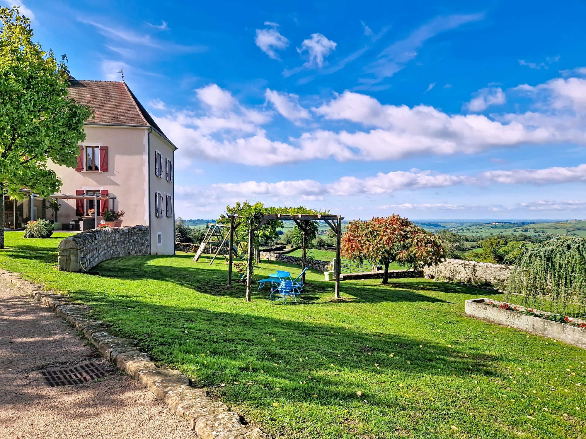 Authentique maison brionnaise  – volumes, charme et potentiel La Clayette 71800