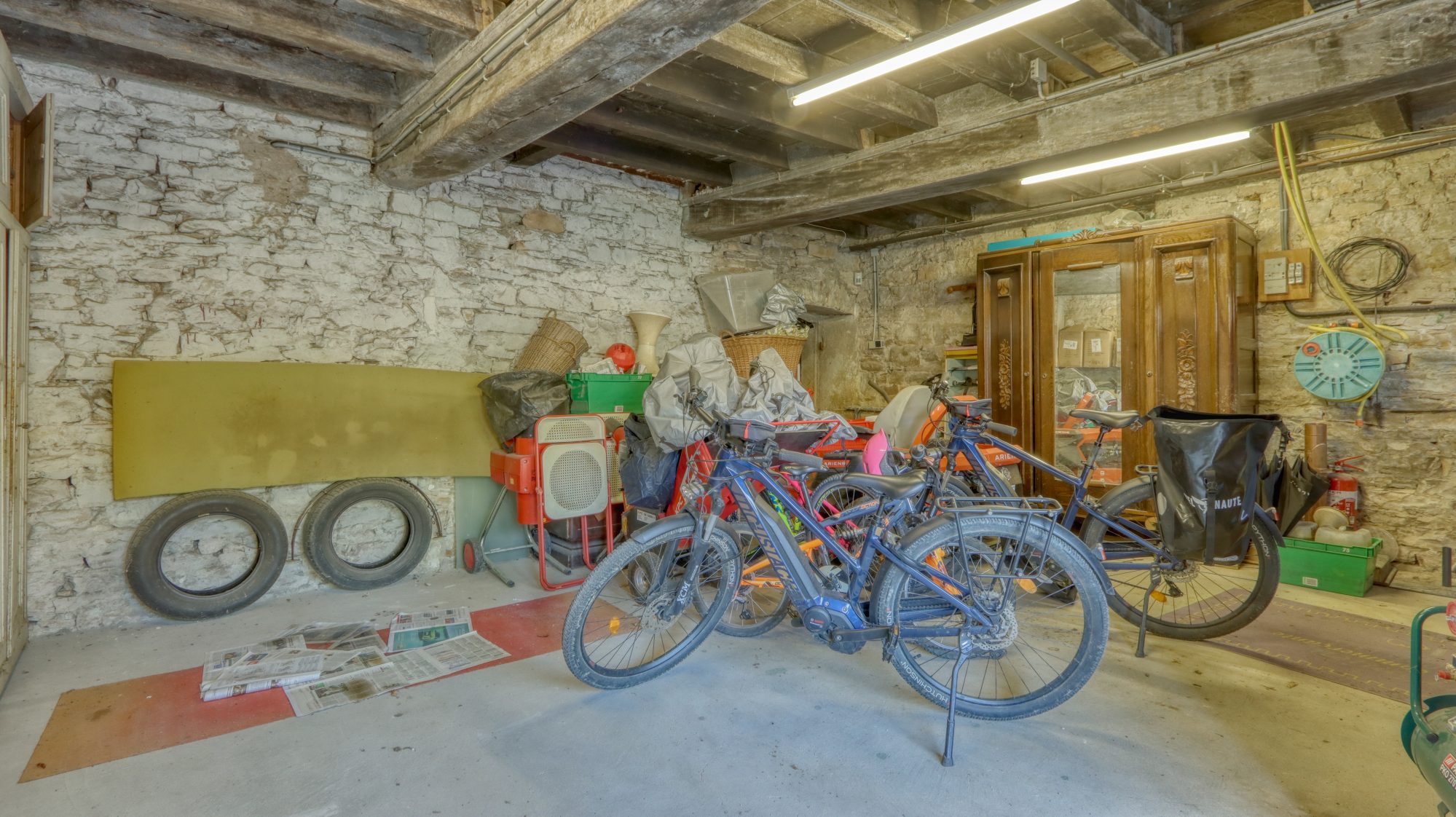 Propriété de 205 m² habitable + appartement T2 indépendant  + 721 m² conctructible + parc arboré Crémieu 38460