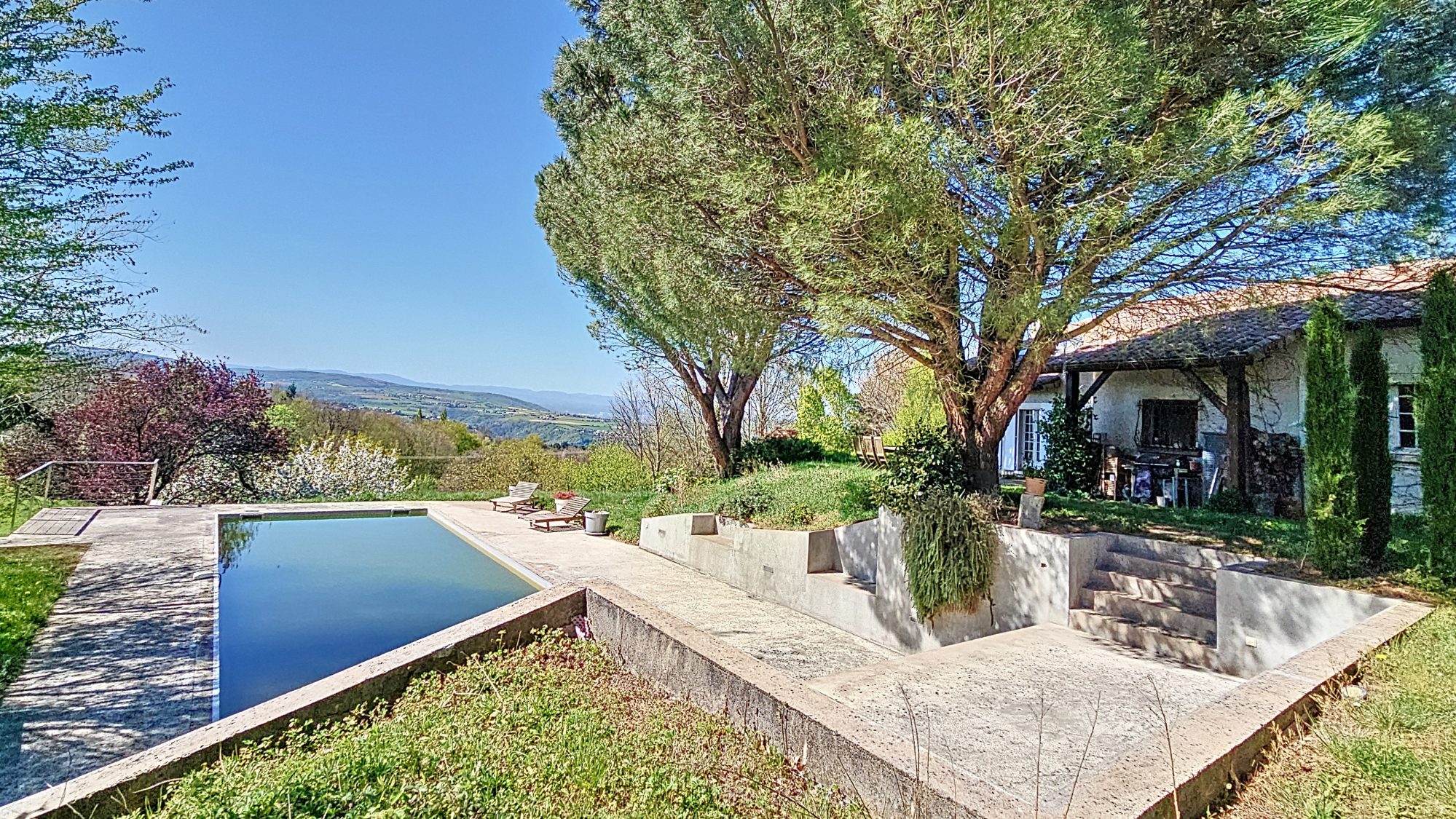 Maison T5 - 3 chambres - Terrain 2302m2 - Piscine - Vue