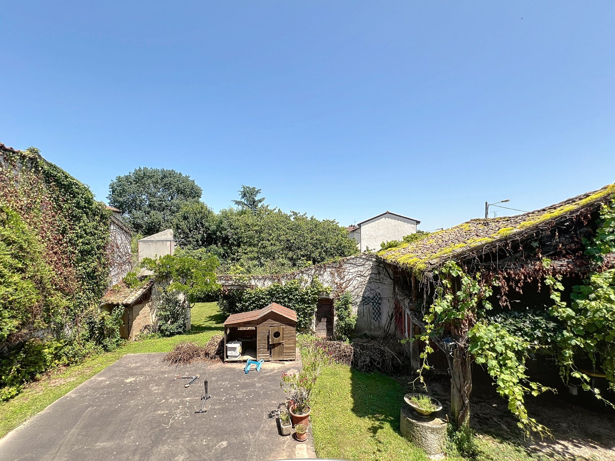EN PLEIN CENTRE DE CIVRIEUX - MAISON DE 200m2- TERRAIN -GRANGE