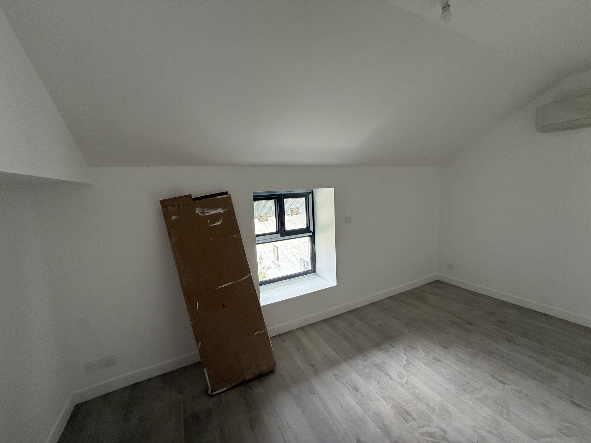 Appartement en DUPLEX de 69m² - 2 chambres - 2 jardins - 3 places de parkings Romans 01400