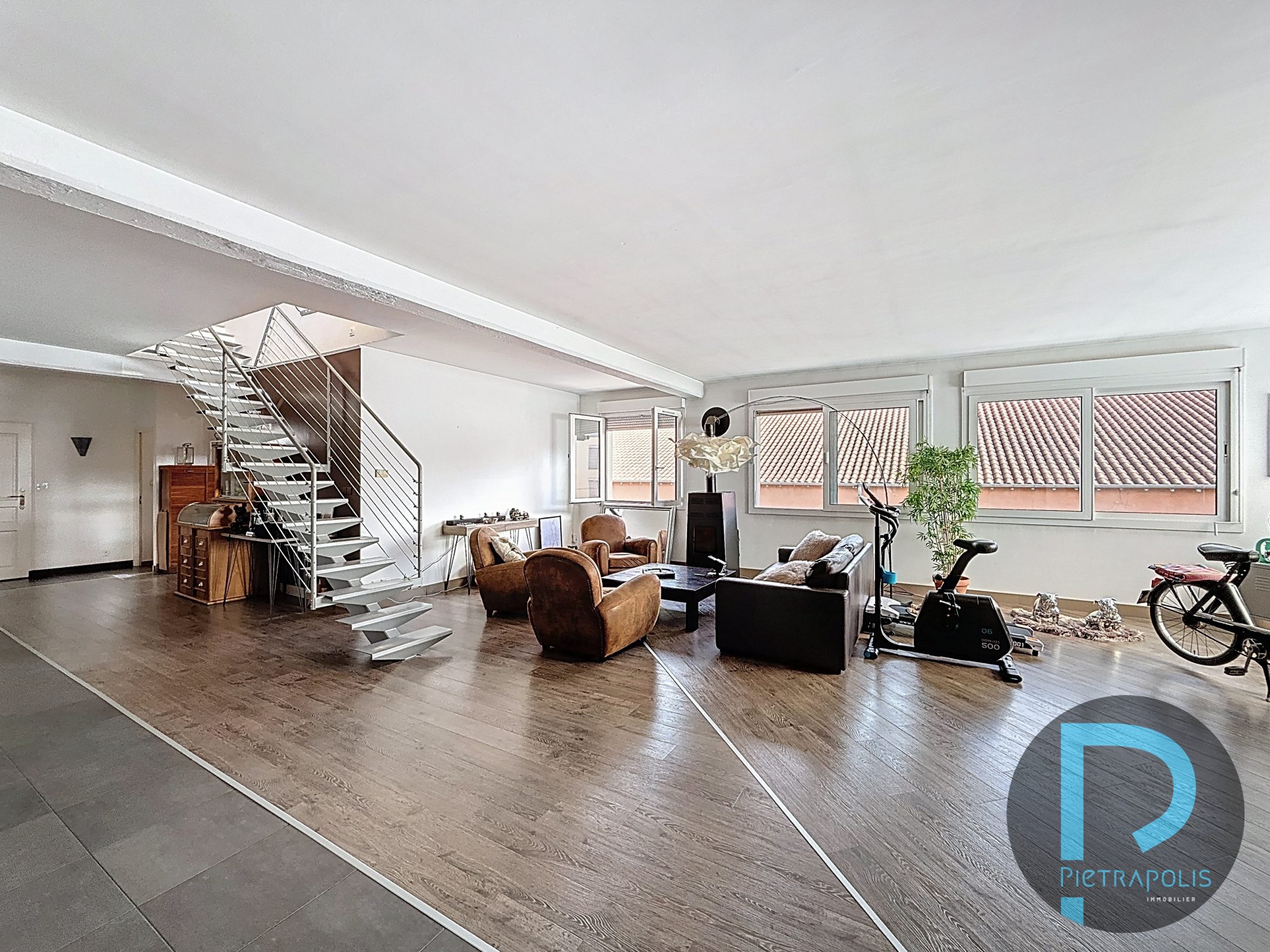 Appartement style LOFT plein coeur de villefranche en DUPLEX 195m² - 2 places de parking privatives - Terrasse avec jacuzzi de 65m²