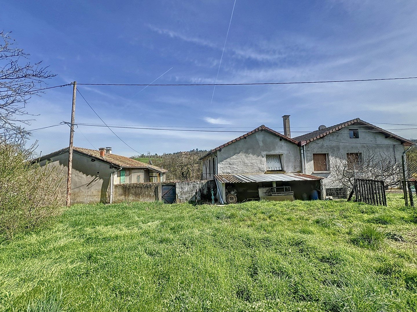 PROPRIETE DE 2 MAISONS - GRAND GARAGE 137 M² - TERRAIN 1,8 HECTARES - DEPENDANCES Sain-Bel 69210