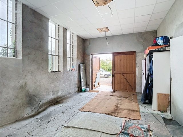 Espace, lumière et fort potentiel : cette maison réunit tout pour concrétiser vos projets, qu’ils soient familiaux, professionnels ou locatifs. Villechenève 69770