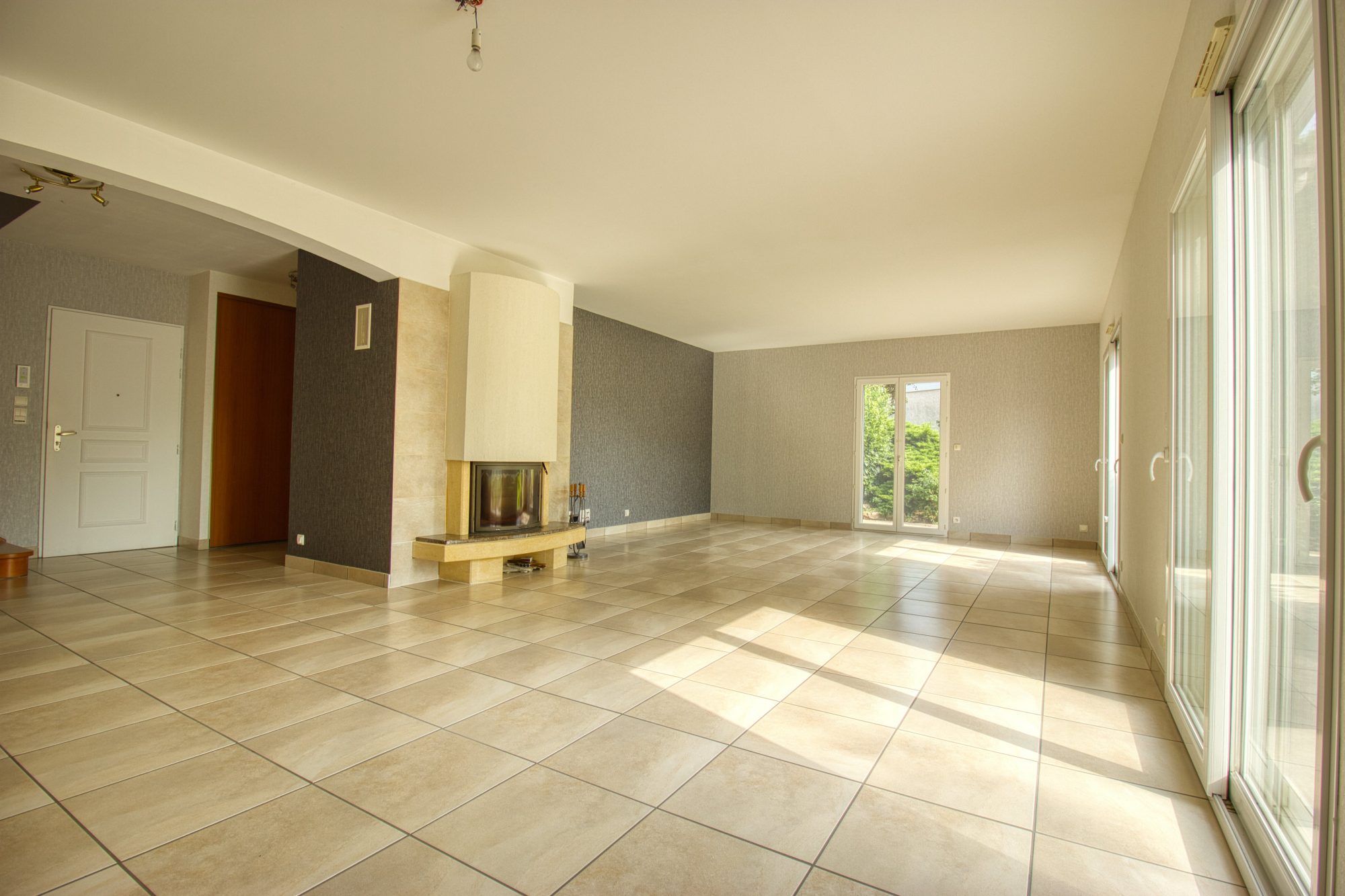 Maison familiale avec jardin arboré et jacuzzi – 175 m² habitables Lurcy 01090