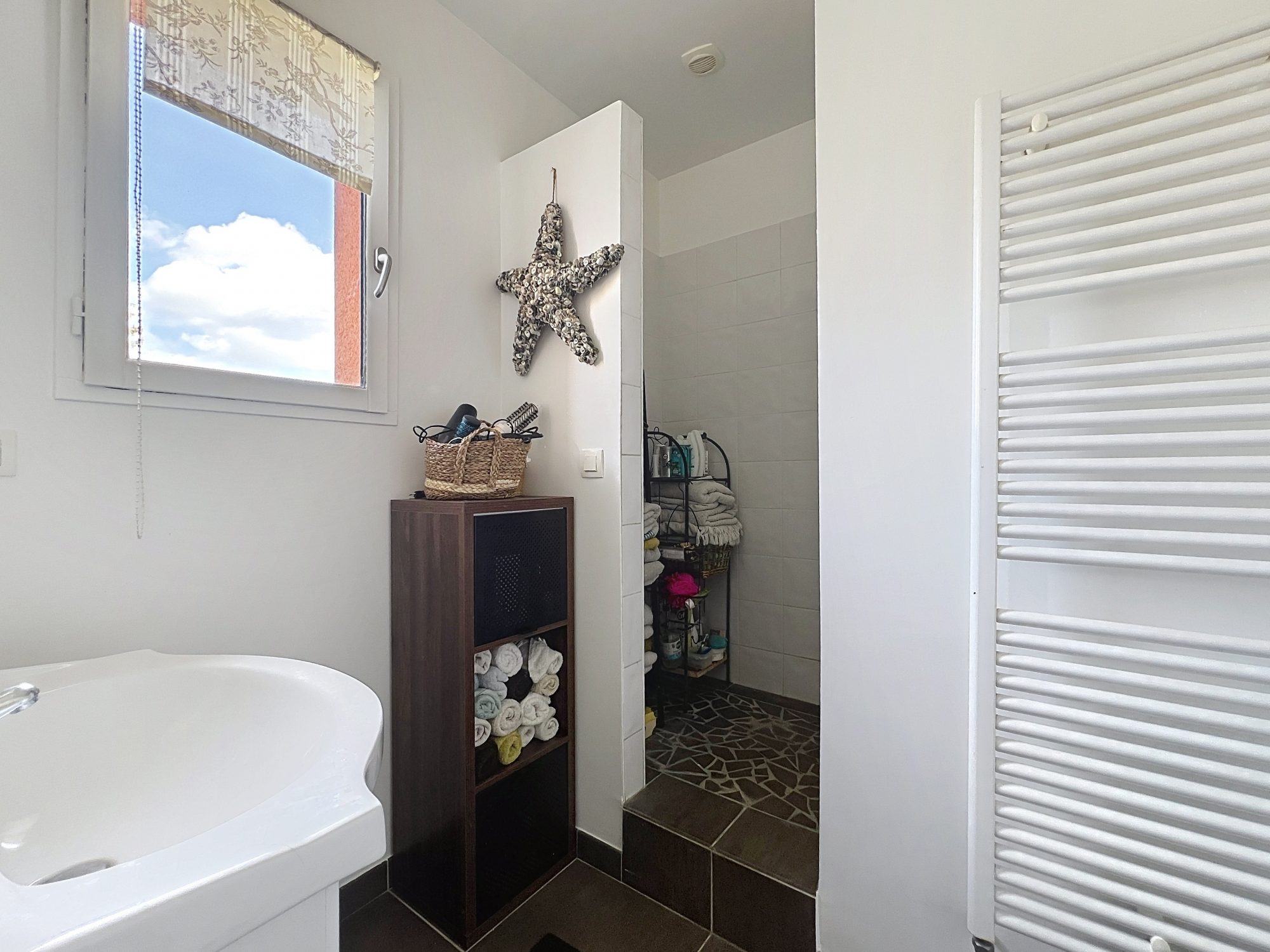 JOLIE MAISON STYLE BASTIDE AU COEUR DU VILLAGE AVEC JARDIN, PISCINE ET POOL HOUSSE Civrieux 01390