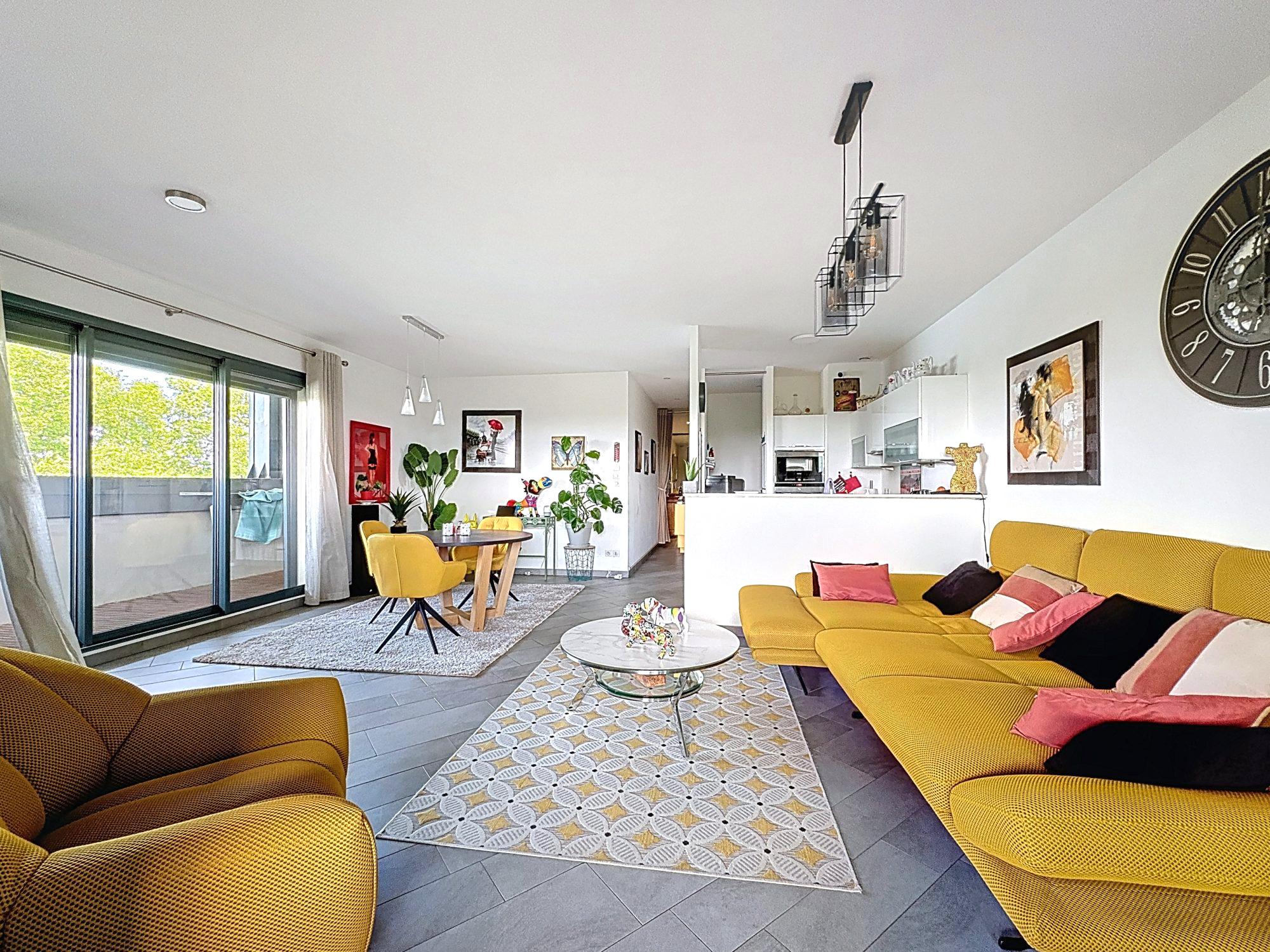 AGDE - Quartier Montée de Joly :  appartement T4 en duplex, terrasse, 2 places de parking, cave.