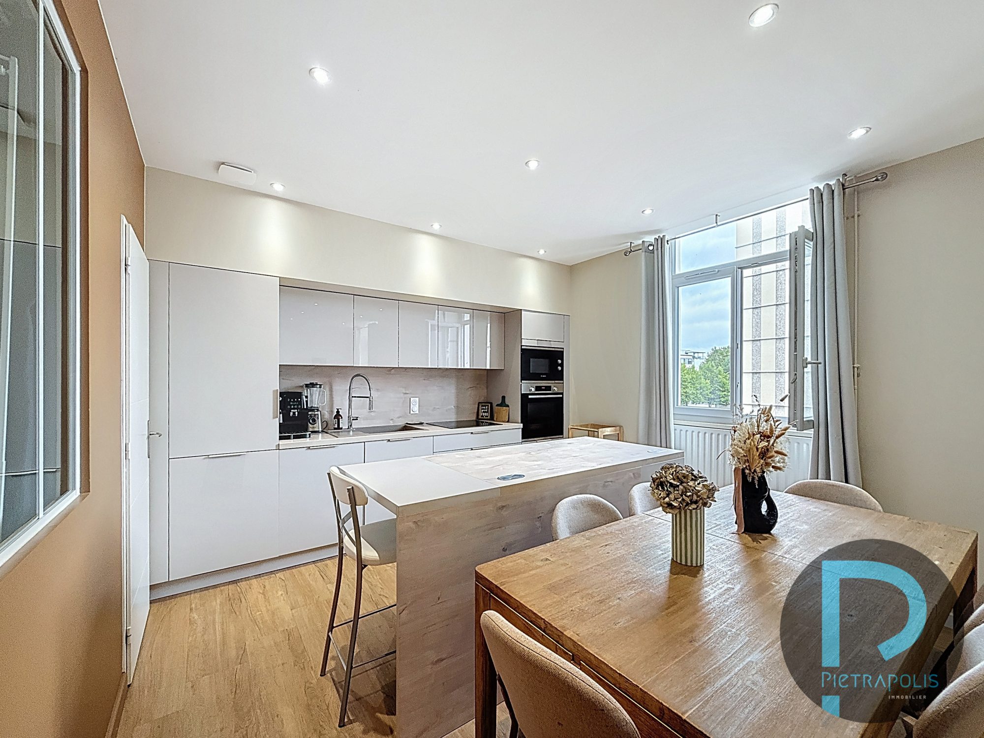 Appartement au dernier étage de 107m² avec vue sur les toits en plein centre de VILLEFRANCHE au CALME !