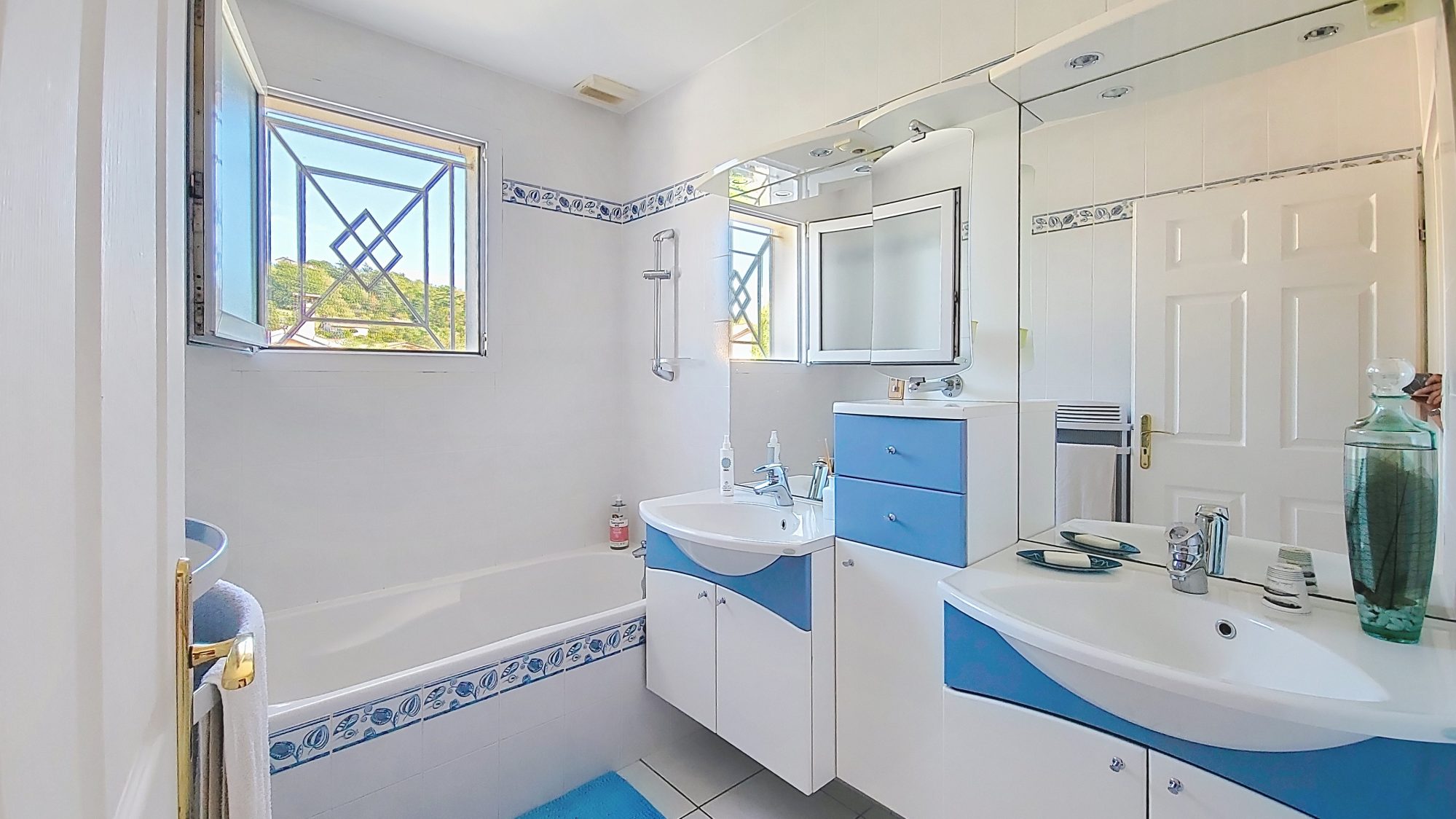 Villa T5 - 4 Chambres - Terrain plat 693m2 - Piscine- Sans vis à vis Saint-Clair-du-Rhône 38370
