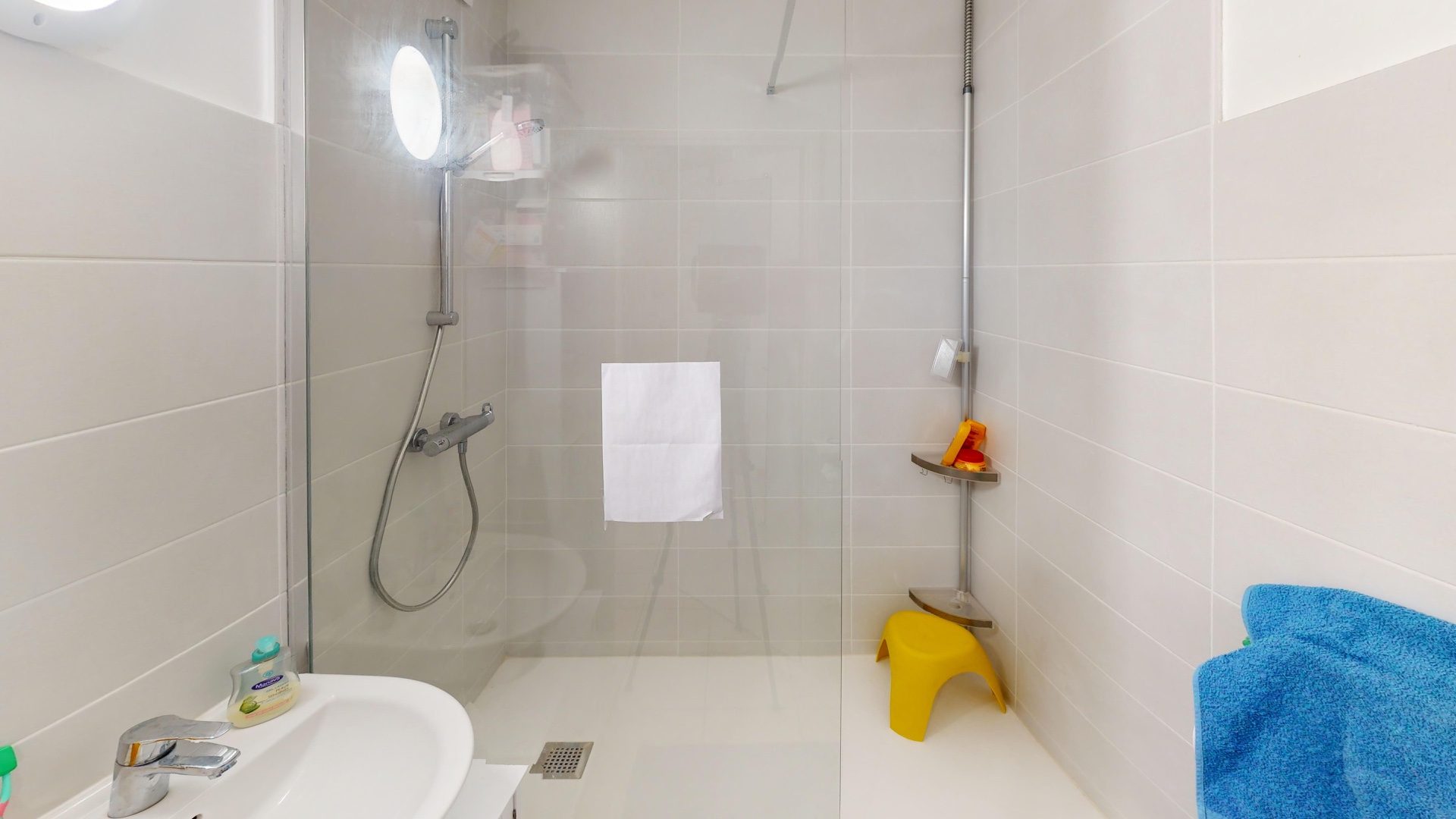 POUR INVESTISSEUR! APPARTEMENT T3 61m2 RÉNOVÉ, 1ER ÉTAGE, BALCON, 2 CHAMBRES, POSSIBILITÉ DE GARAGE EN PLUS, VUE DÉGAGÉE, ESPACES VERTS, RANGEMENTS MULTIPLES, CAVE Firminy 42700