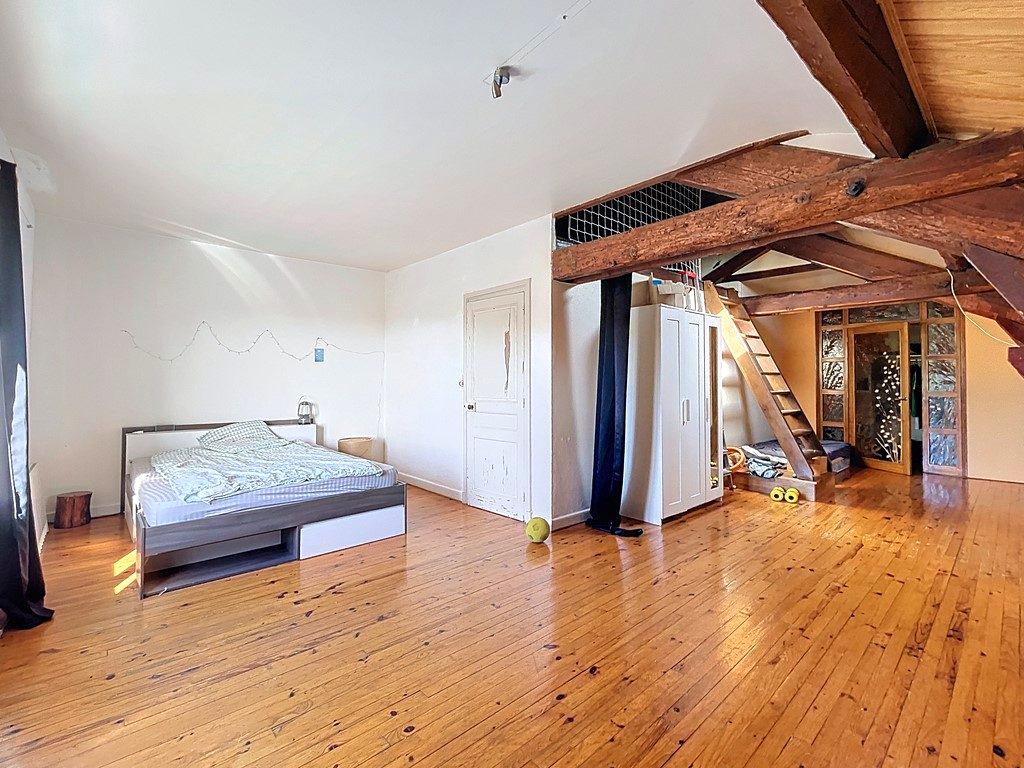 Espace, lumière et fort potentiel : cette maison réunit tout pour concrétiser vos projets, qu’ils soient familiaux, professionnels ou locatifs. Villechenève 69770