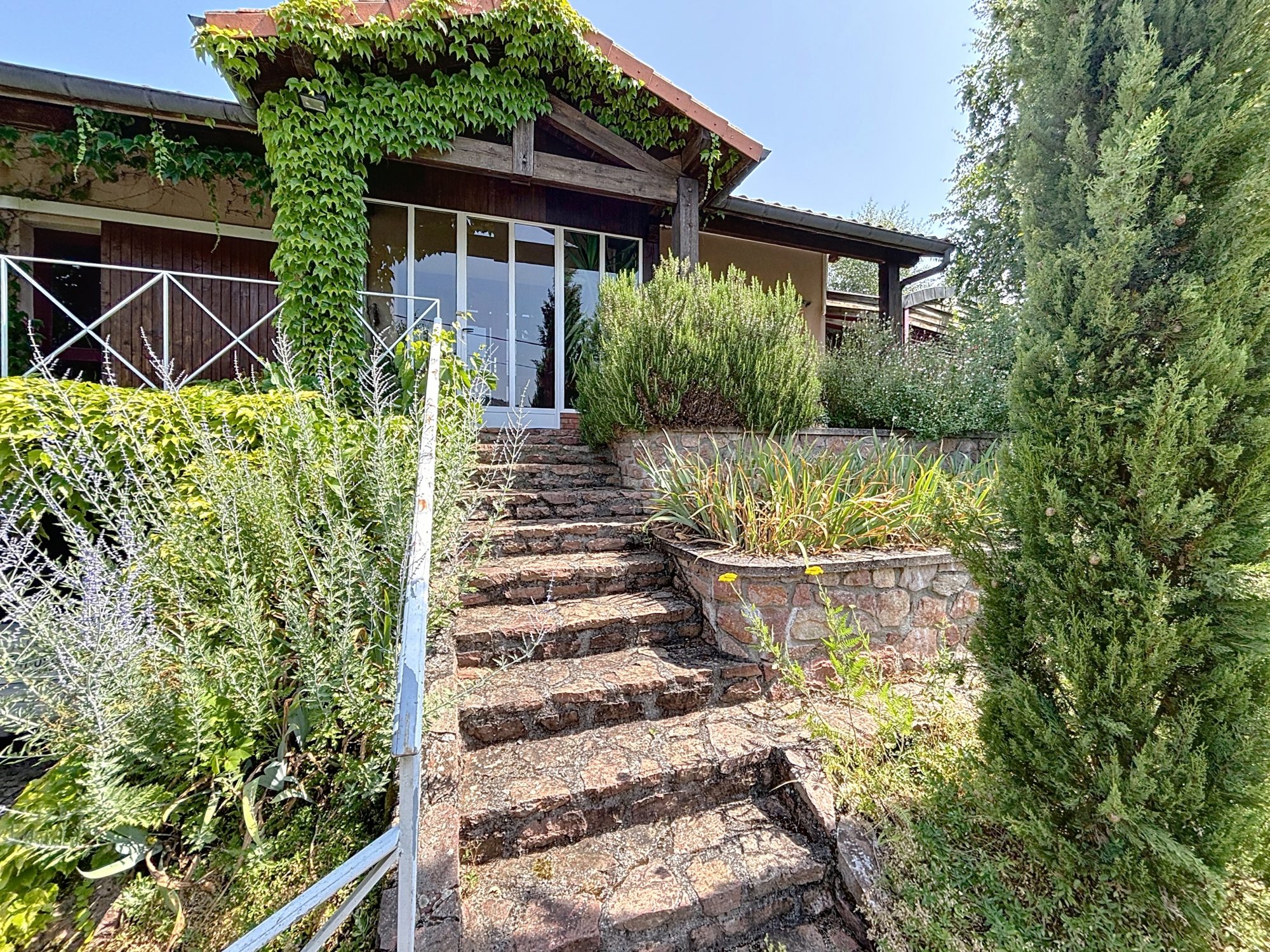 MAISON AVEC TERRAIN, PISCINE et DEPENDANCES Amplepuis 69550