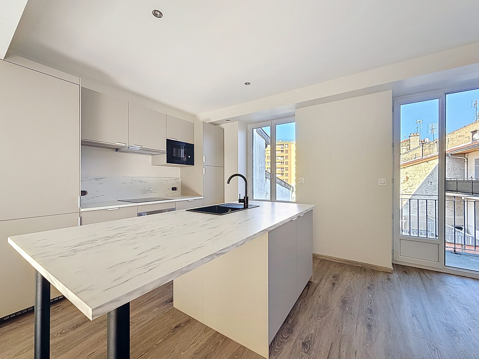 Appartement entierement renové 2 ou 3 chambres et balcon centre de Tarare Tarare 69170