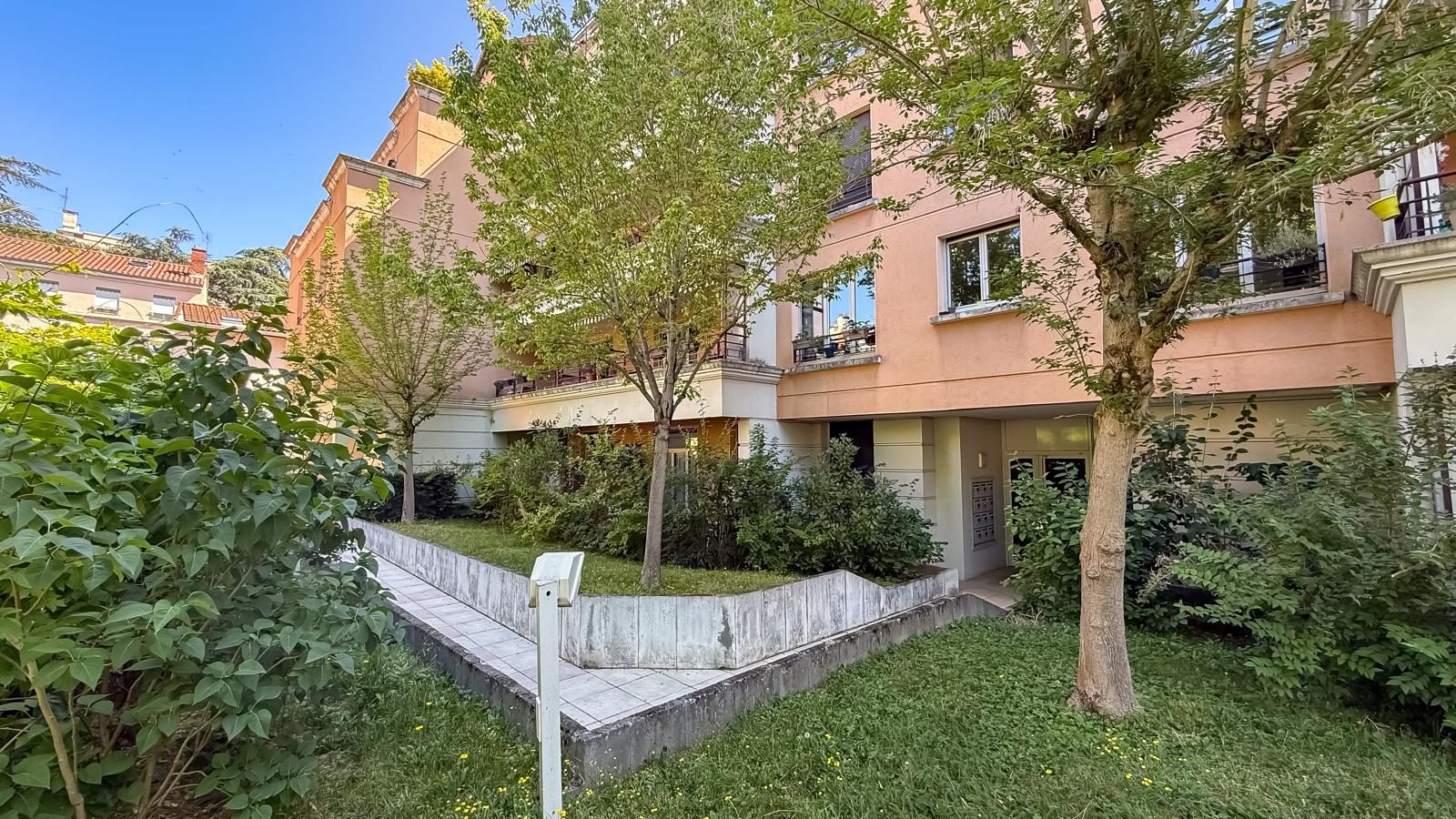 T3  Croix -Rousse avec terrasse et box ferm Lyon 69004