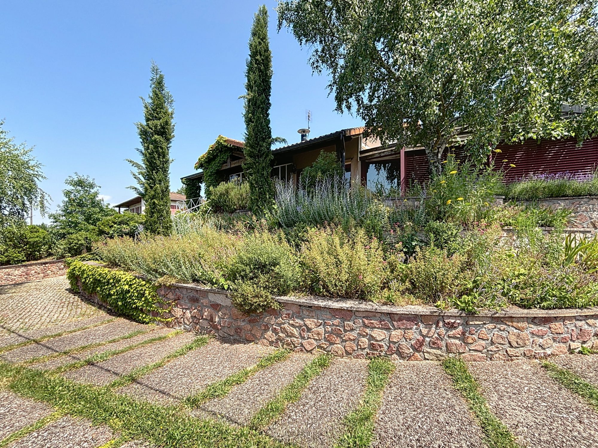 MAISON AVEC TERRAIN, PISCINE et DEPENDANCES Amplepuis 69550