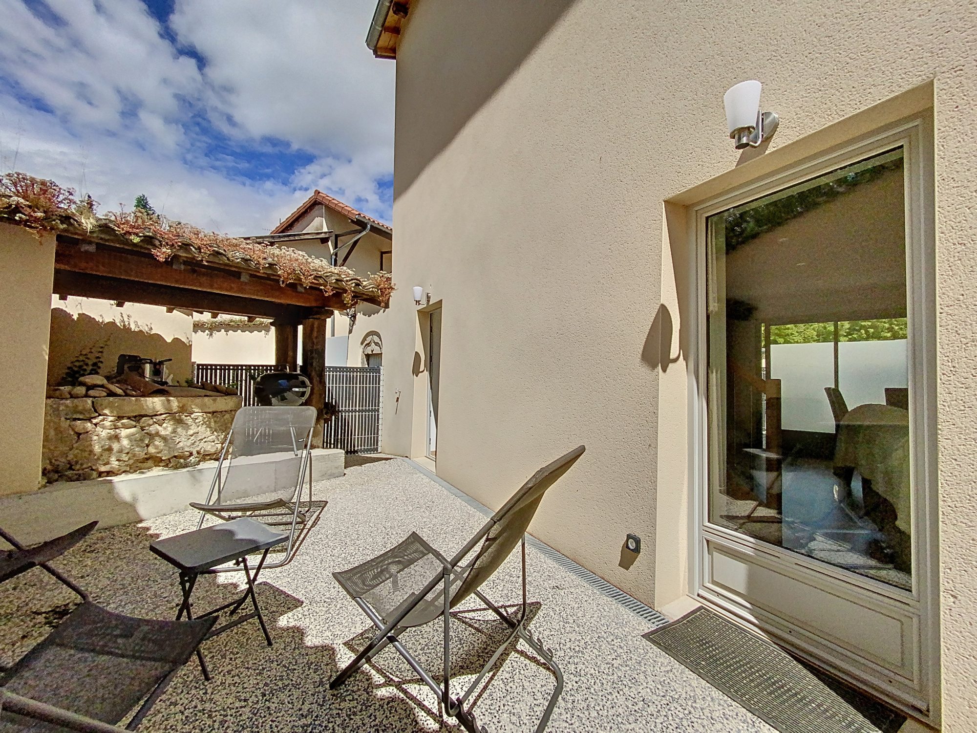 SUR LES HAUTEURS DE GENAY - AU CALME - APPARTEMENT T3 DUPLEX ENTIEREMENT RENOVE AVEC 2 PLACES DE PARKING ET 2 TERRASSES -DANS RESIDENCE FERMEE Genay 69730