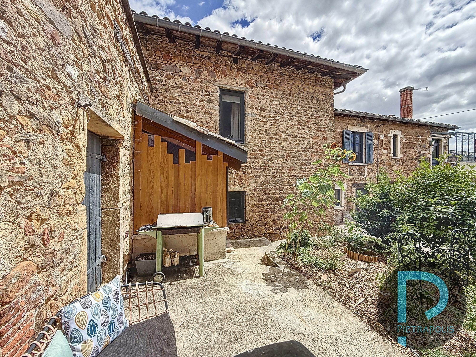 Maison en pierre de 140m² vue sur vignes - 4 chambres - Terrain de 2721m² - Dépendances - PAC
