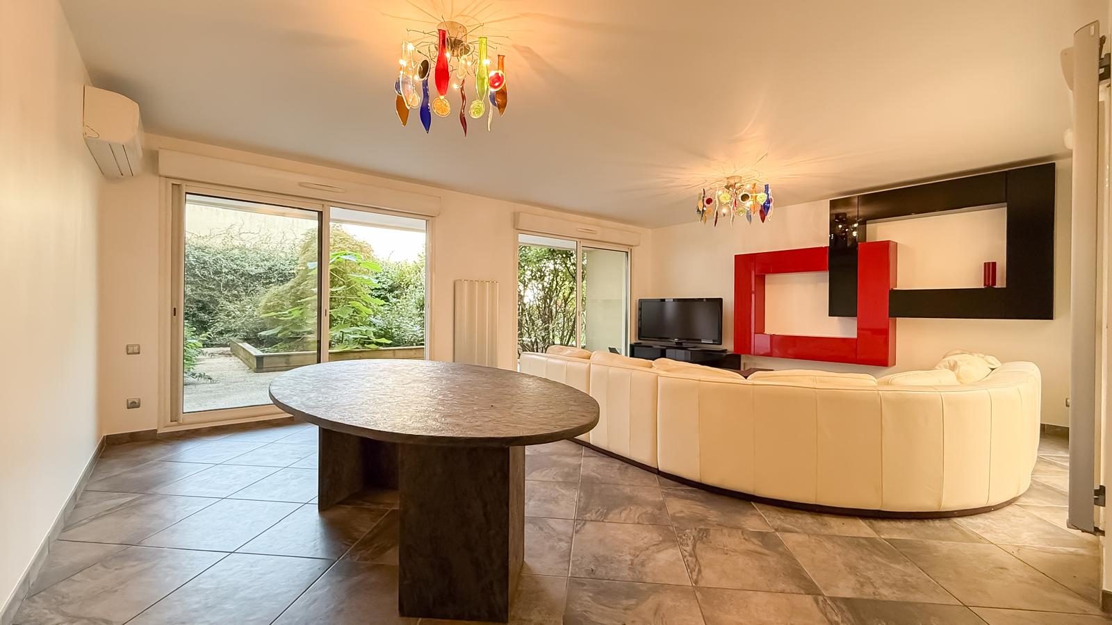 Maison de ville contemporaine avec jardin et garage