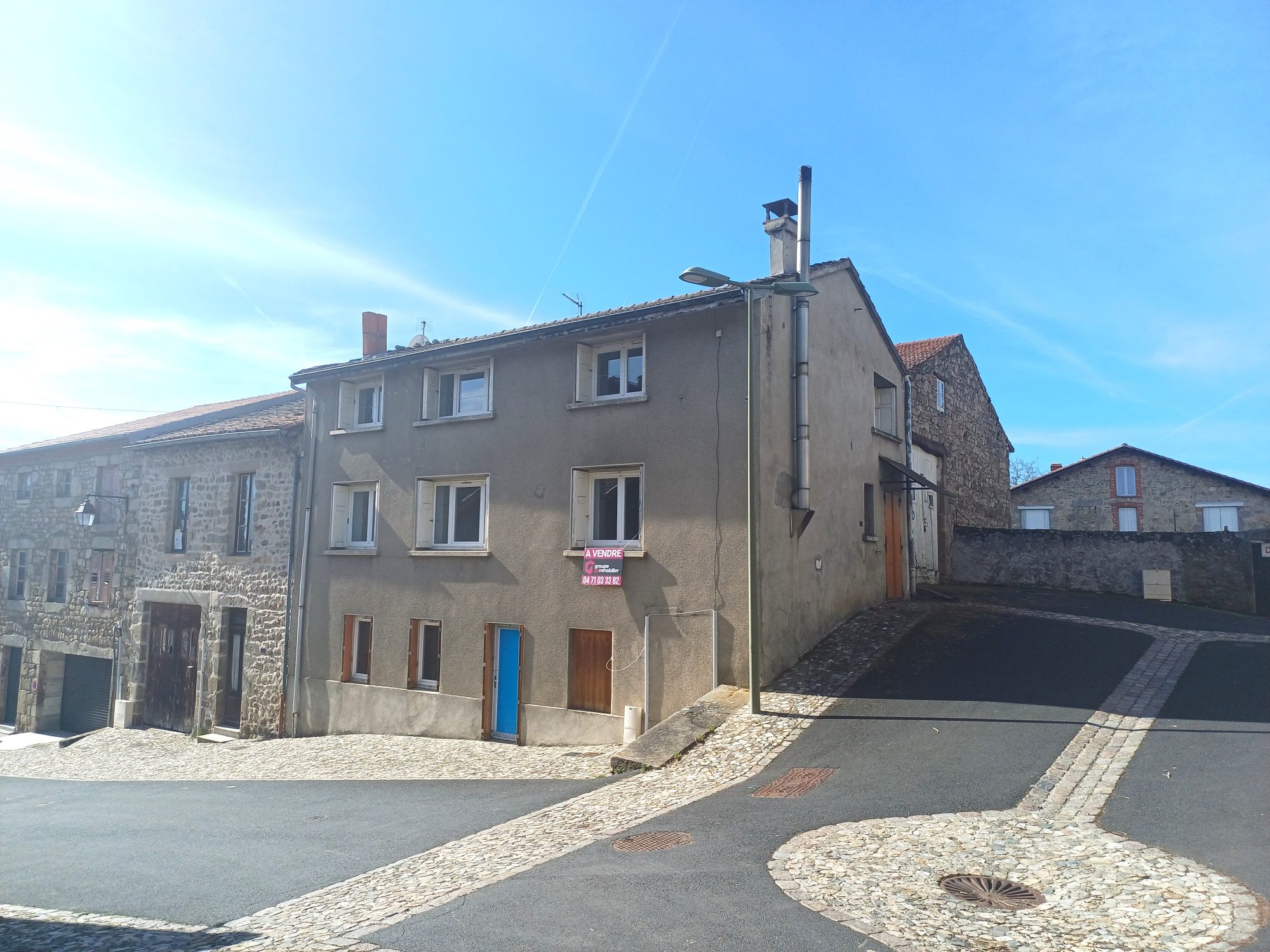Maison de village avec dépendances sur terrain attenant