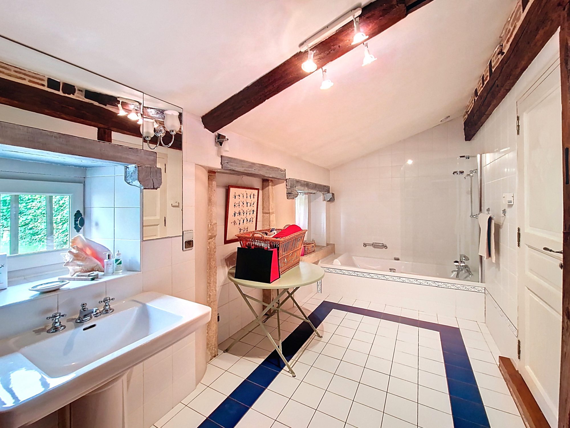 A 15kms de Chalon sur Saône : très belle longère. sur 20 ares. Chalon-sur-Saône 71100