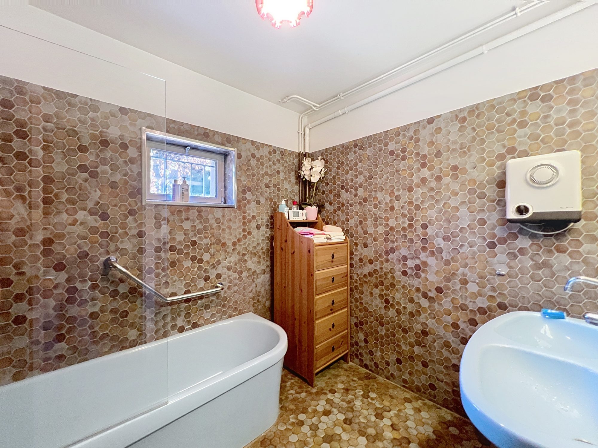 EN PLEIN CENTRE DE CIVRIEUX - MAISON DE 200m2- TERRAIN -GRANGE Civrieux 01390