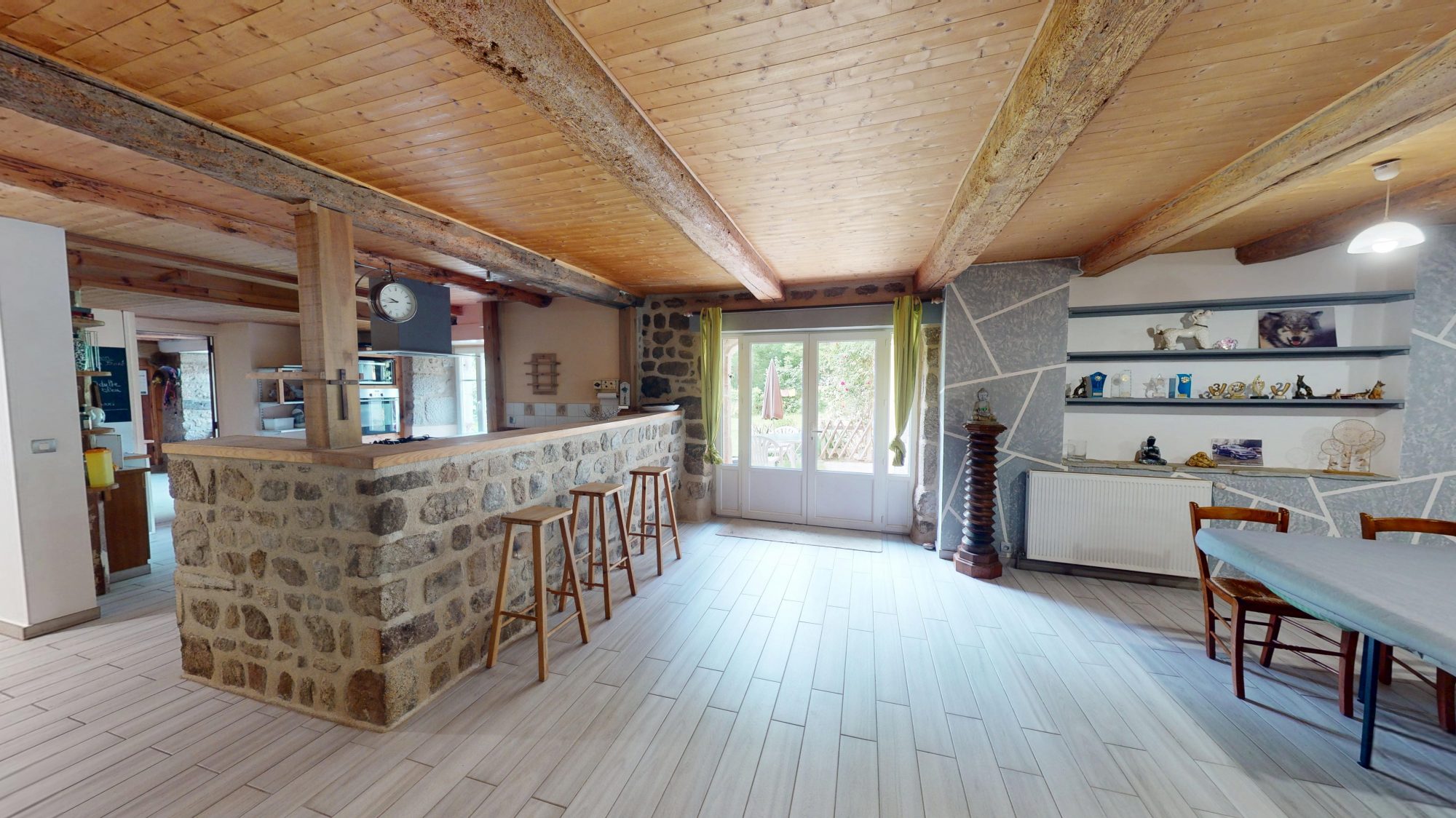 Ferme en pierres rénovée sur terrain attenant Sauvessanges 63840