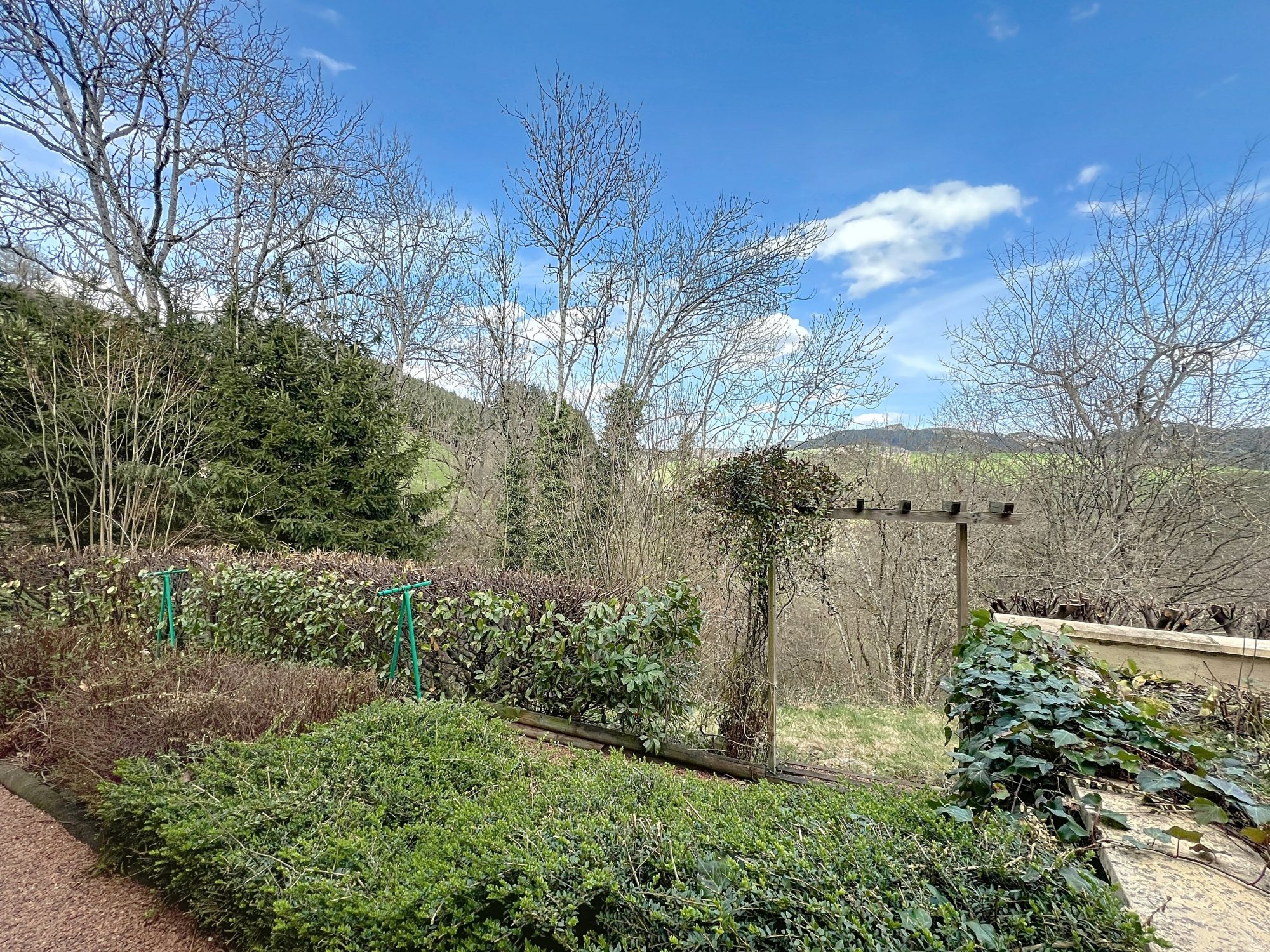 MAISON - 2 CHBRES – JARDIN – DEPENDANCES - SOUS SOL Saint-Vincent-de-Reins 69240