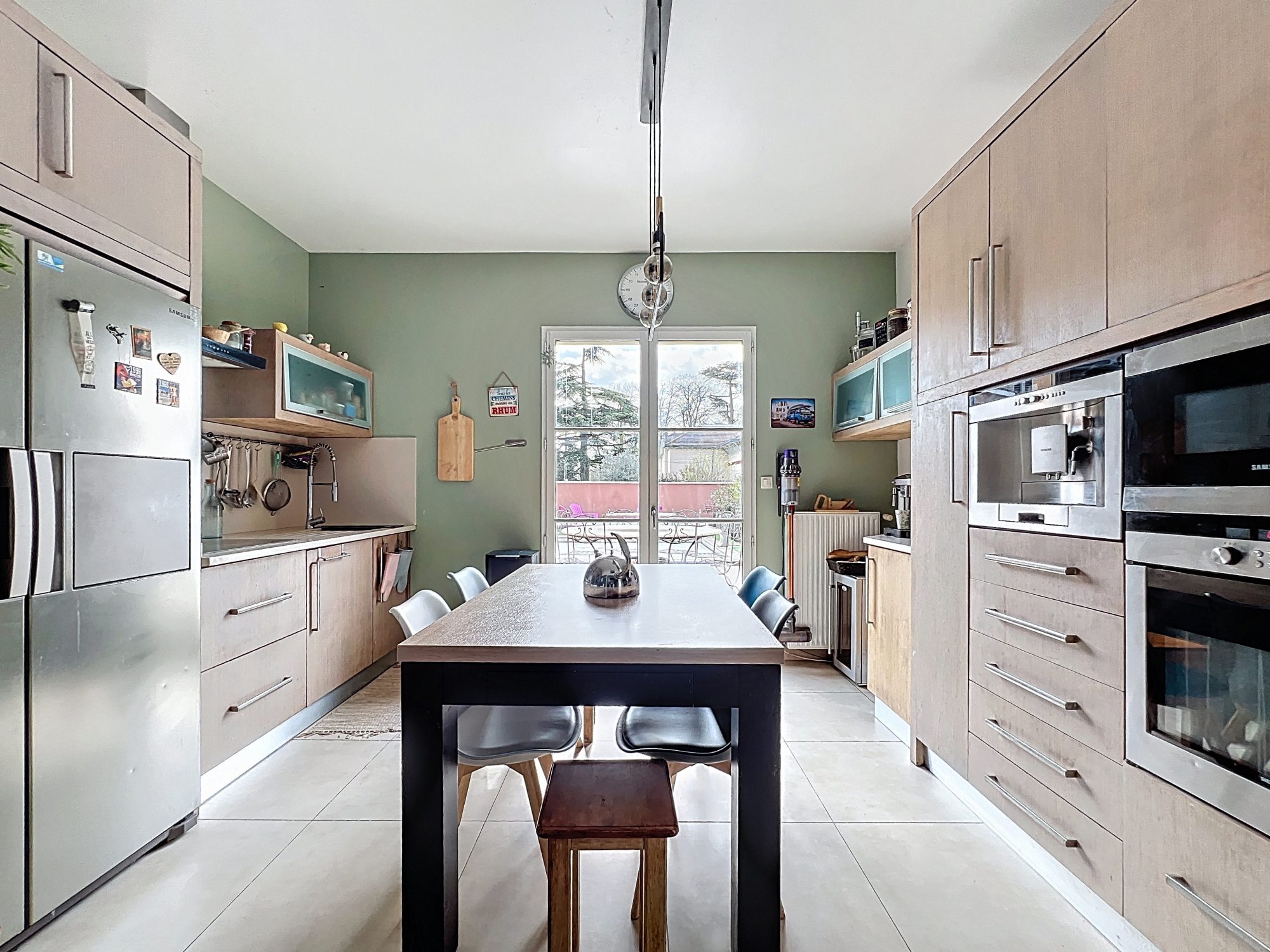 JOLIE MAISON STYLE BASTIDE AU COEUR DU VILLAGE AVEC JARDIN, PISCINE ET POOL HOUSSE Civrieux 01390