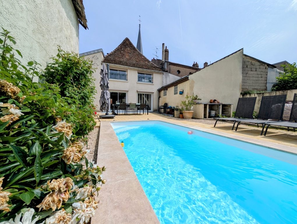 COTE D'OR (21) - SECTEUR SAINT JEAN DE LOSNE - Très jolie maison de 220 m² avec piscine Saint-Jean-de-Losne 21170