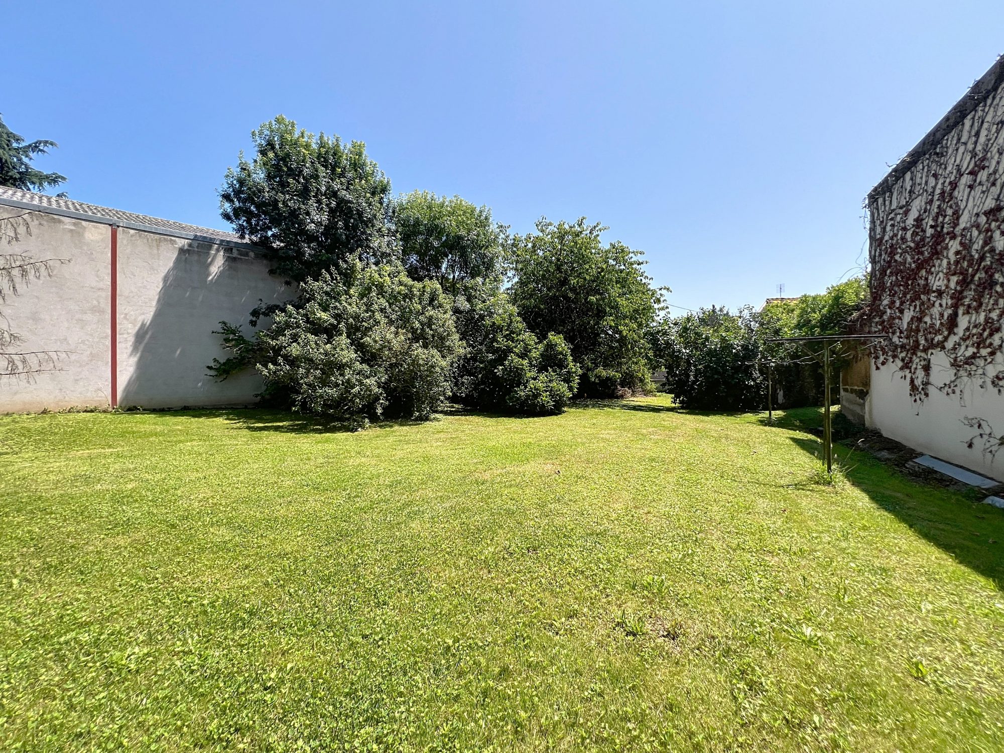 AU COEUR DE CIVRIEUX-AU CALME - TERRAIN CONSTRUCTIBLE DE 520m2 - LIBRE CONSTRUCTEUR