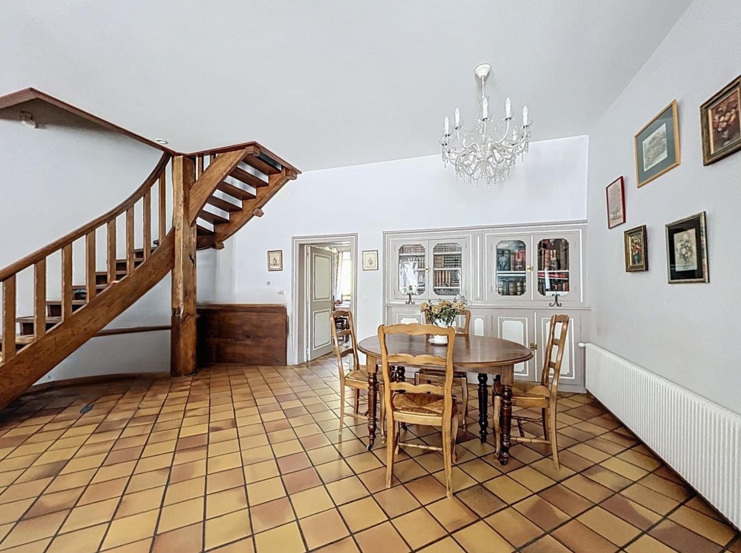 EN PLEIN CENTRE DE CIVRIEUX - MAISON DE 200m2- TERRAIN -GRANGE Civrieux 01390