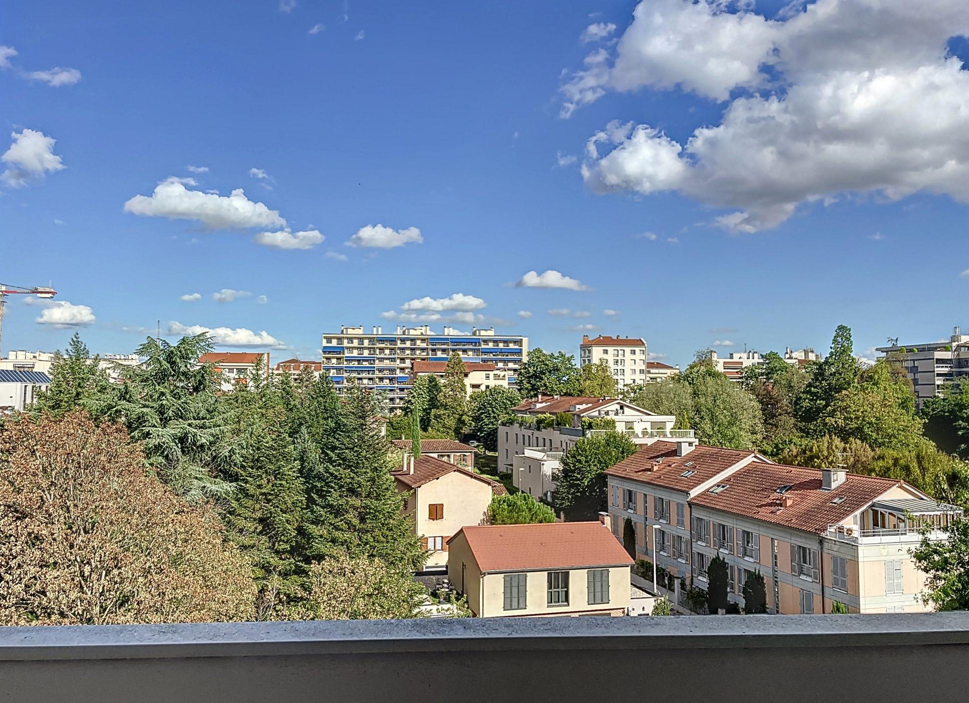 Grand T2 de 57m² avec Terrasses Croix Rousse, ascenseur 6ème étage/7 cave et parking