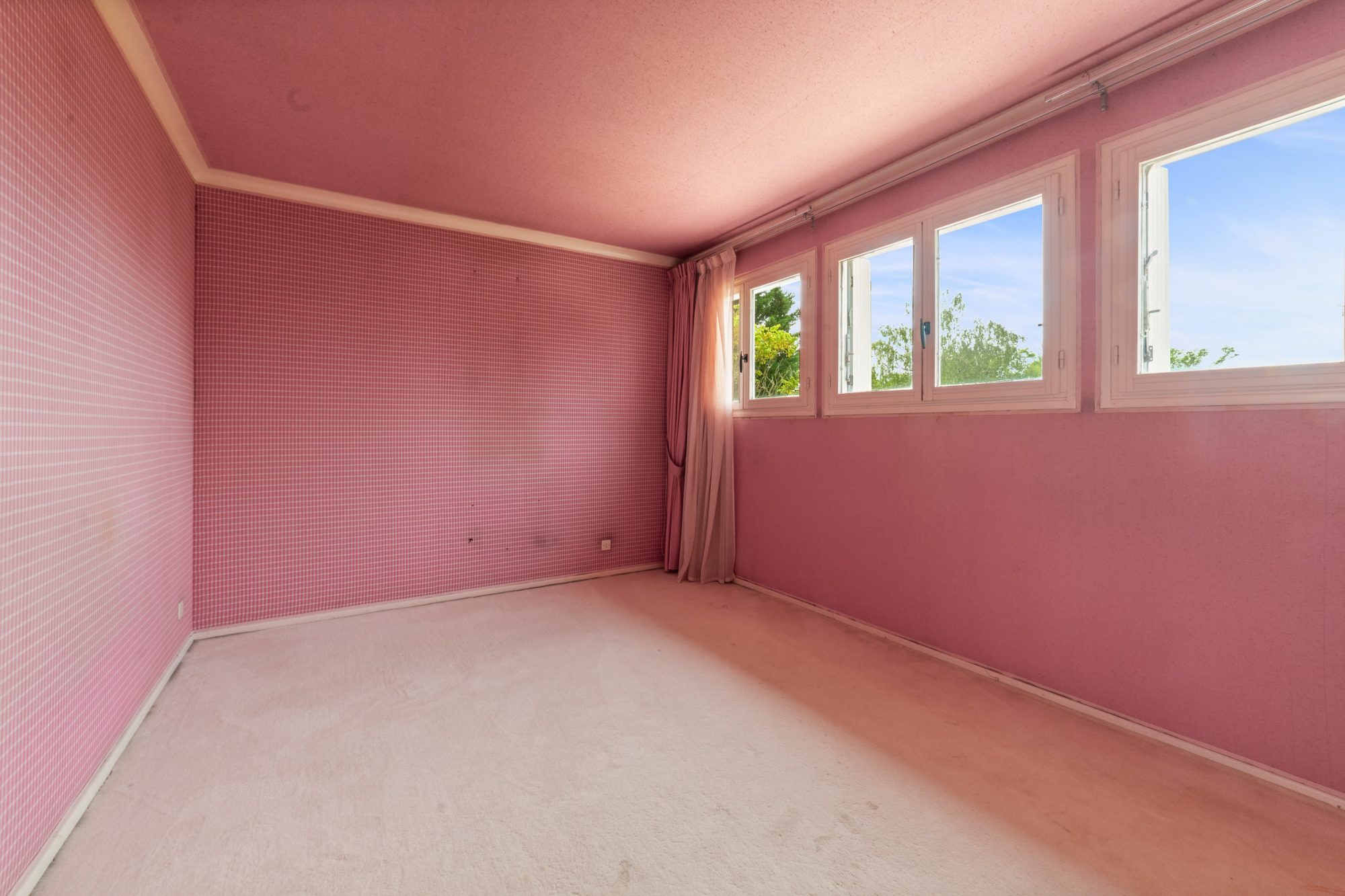 Maison de 300m2, terrain de 2596m2 à Sainte Euphémie. Sainte-Euphémie 01600