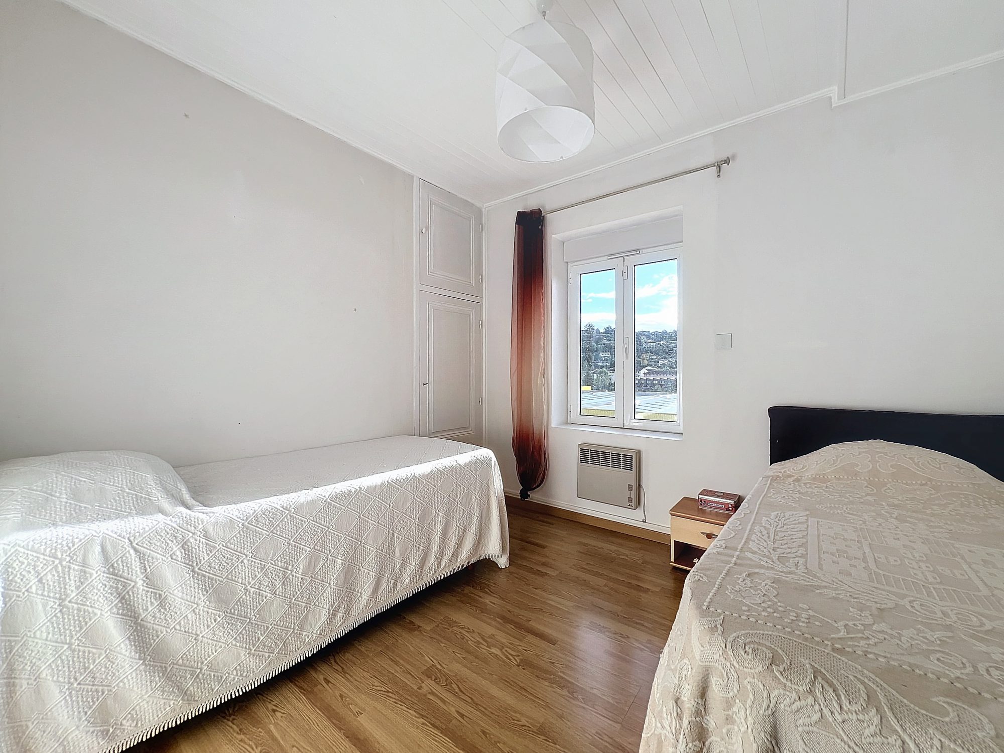 A NEUVILLE SUR SAONE, JOLIE MAISON DE 160m2 AVEC GARAGE SUR 1100m2 DE TERRAIN Neuville-sur-Saône 69250