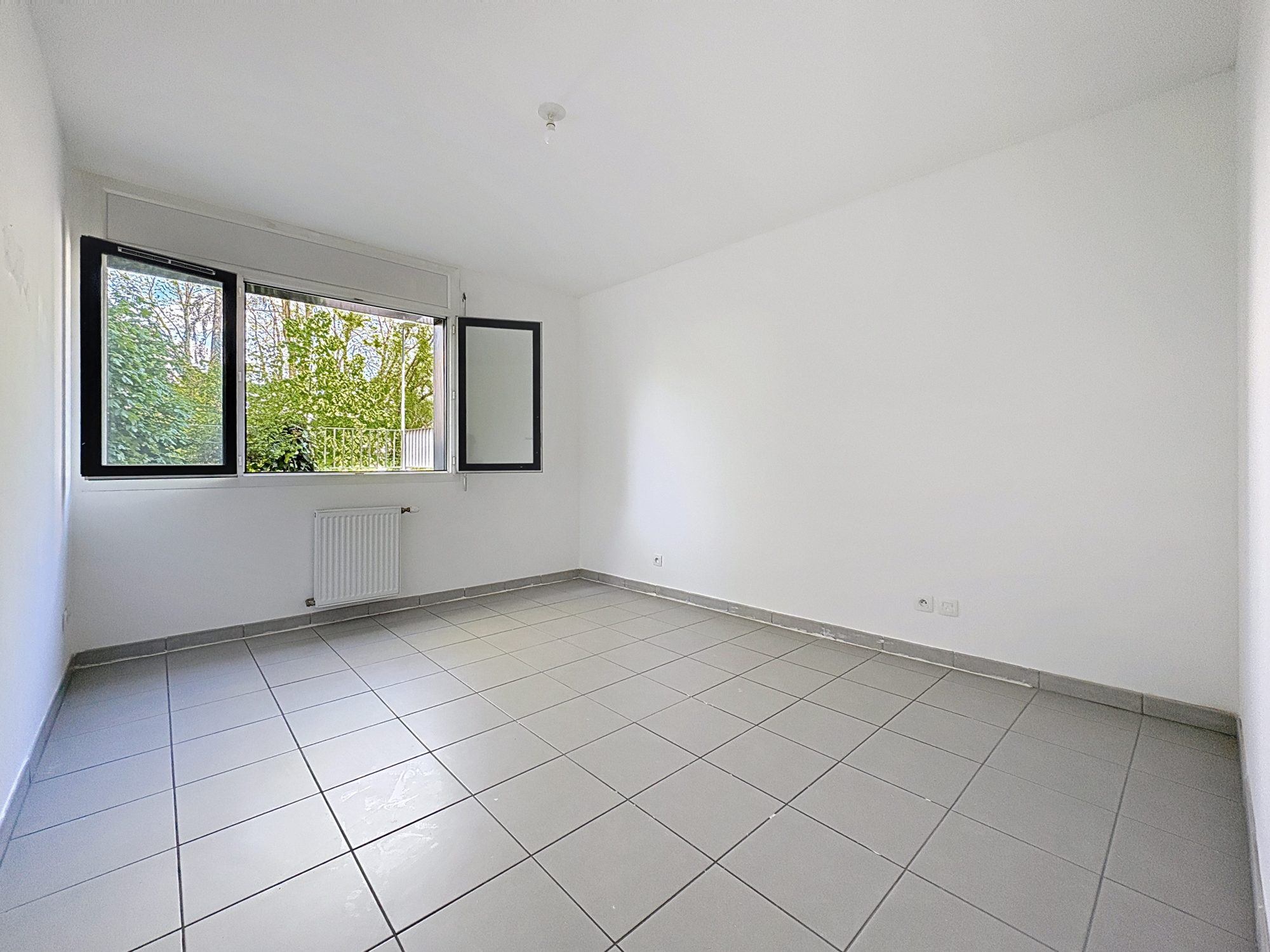 Vénissieux Centre - T3 de 64 m². 2 chambres. Loggia. Garage fermé possible. Vénissieux 69200