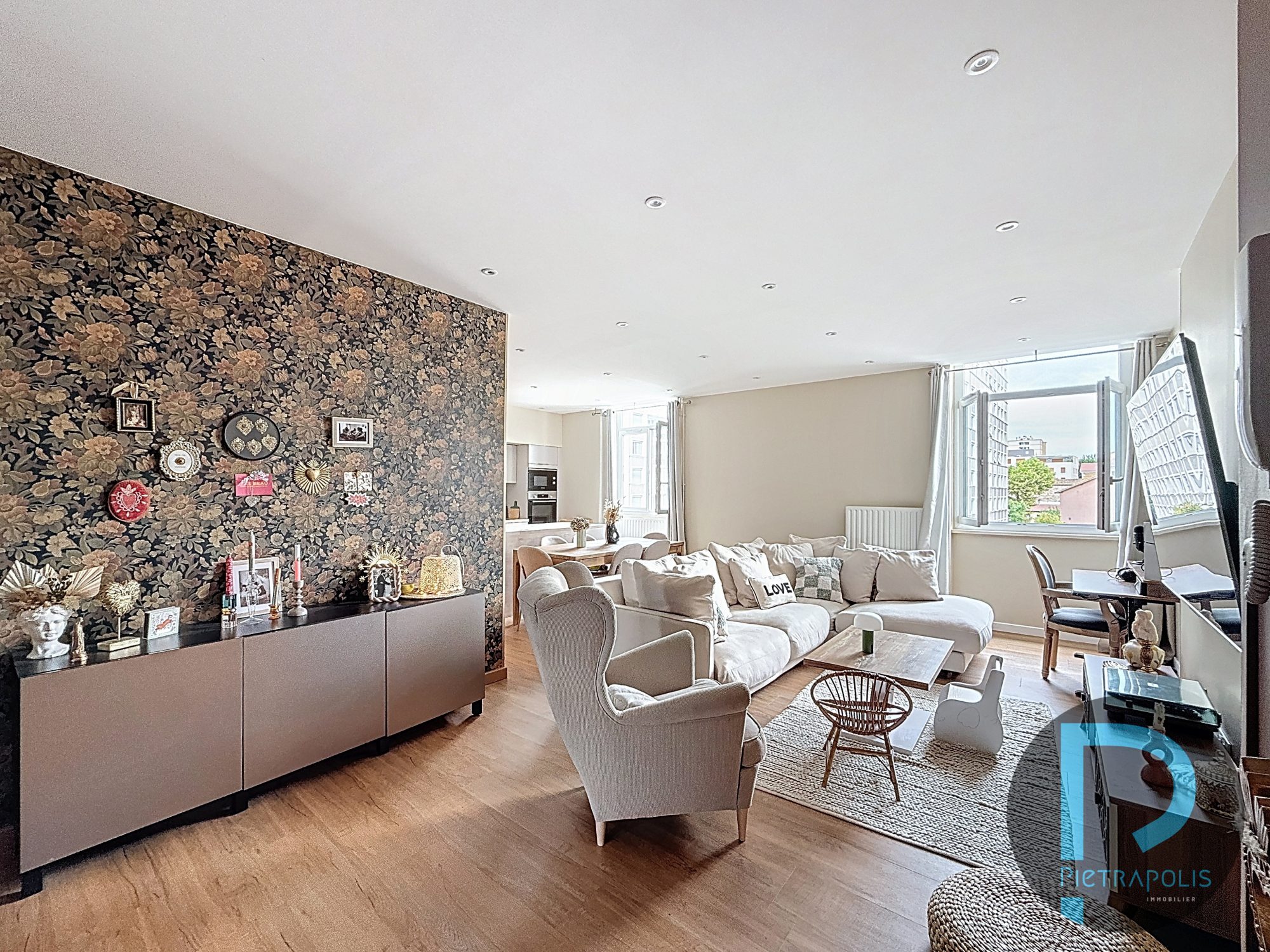 Appartement au dernier étage de 107m² avec vue sur les toits en plein centre de VILLEFRANCHE au CALME !
