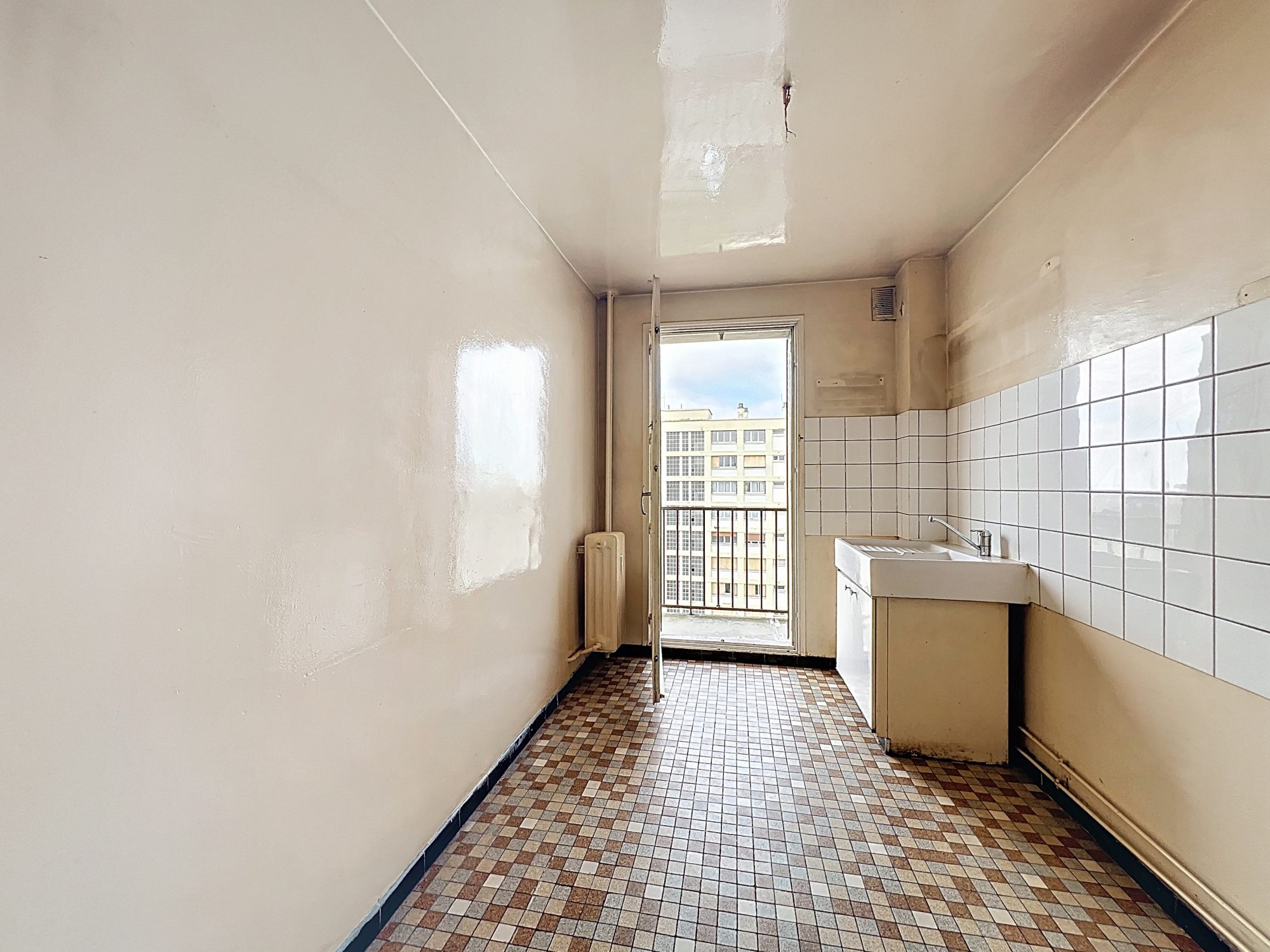 VILLEURBANNE - APPARTEMENT  T4 DE 67m2 AVEC POTENTIEL A RENOVER - 7ème ETAGE  - VUE DEGAGEE  - BALCON Villeurbanne 69100