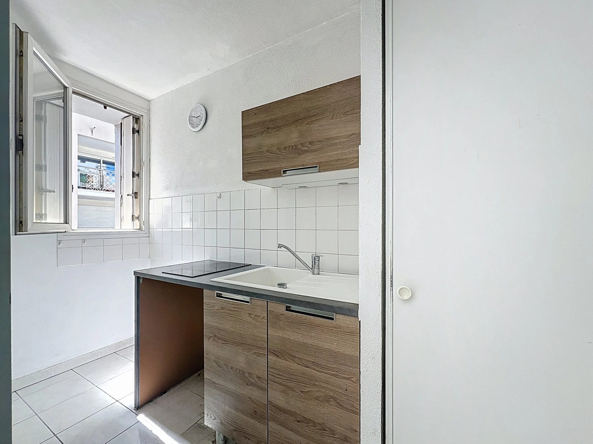 FRONTIGNAN : Appartement T2 39.98 m² Loi Carrez. Balcon. Ascenseur Frontignan 34110