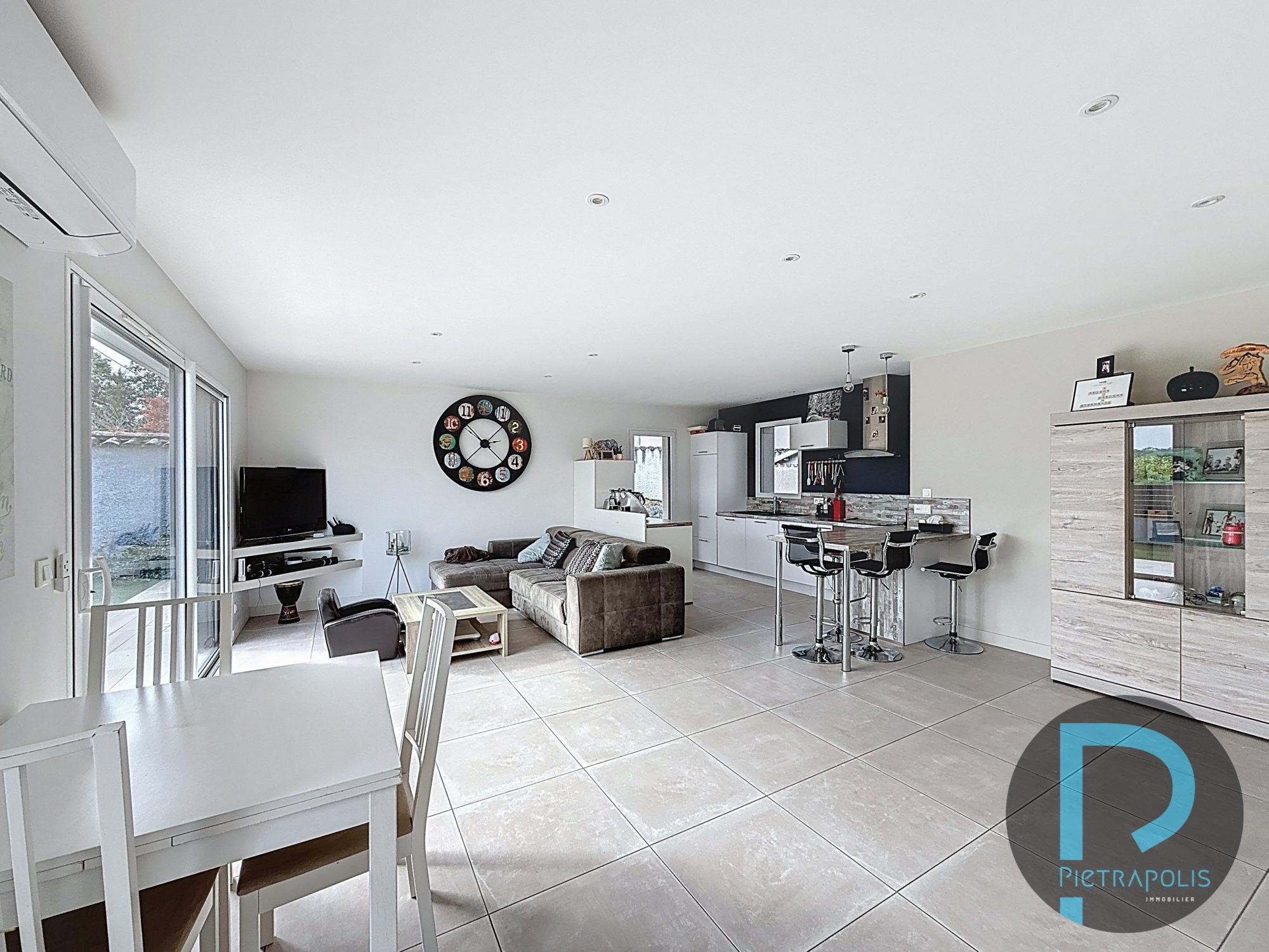 Maison de plain-pied de 92m² - 3 chambres - Terrain de 371m² - garage - 3 places de parkings Chaleins 01480