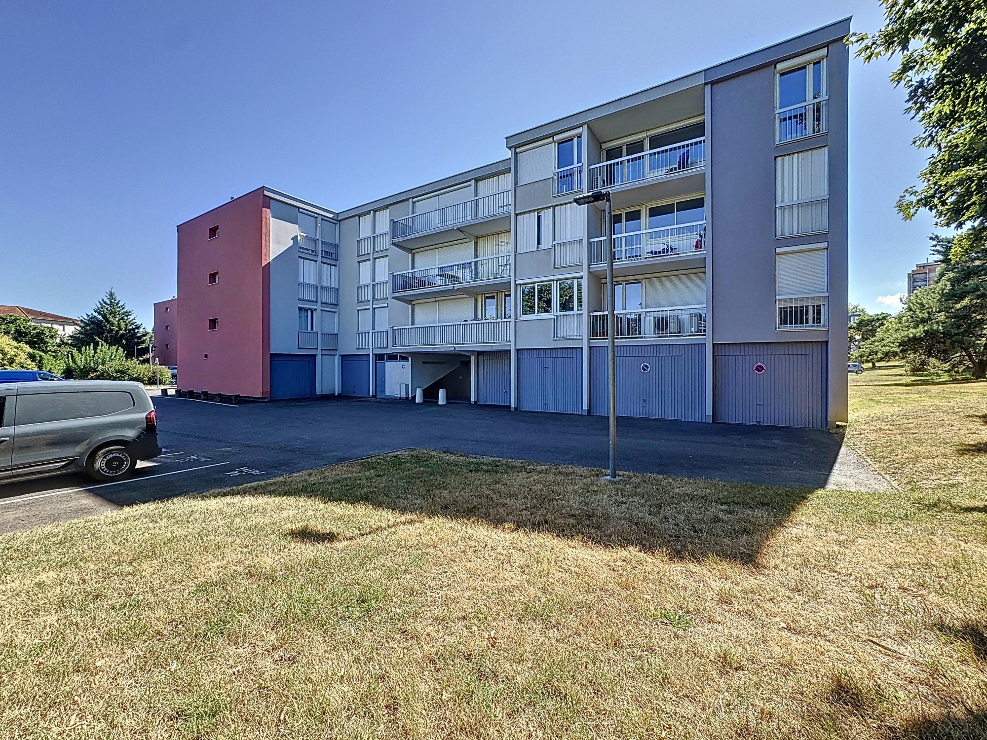 En Exclusivité, Appartement T3 de 80m2 en dernier étage + Cave + place de stationnement en supplément Saint-Genis-Laval 69230