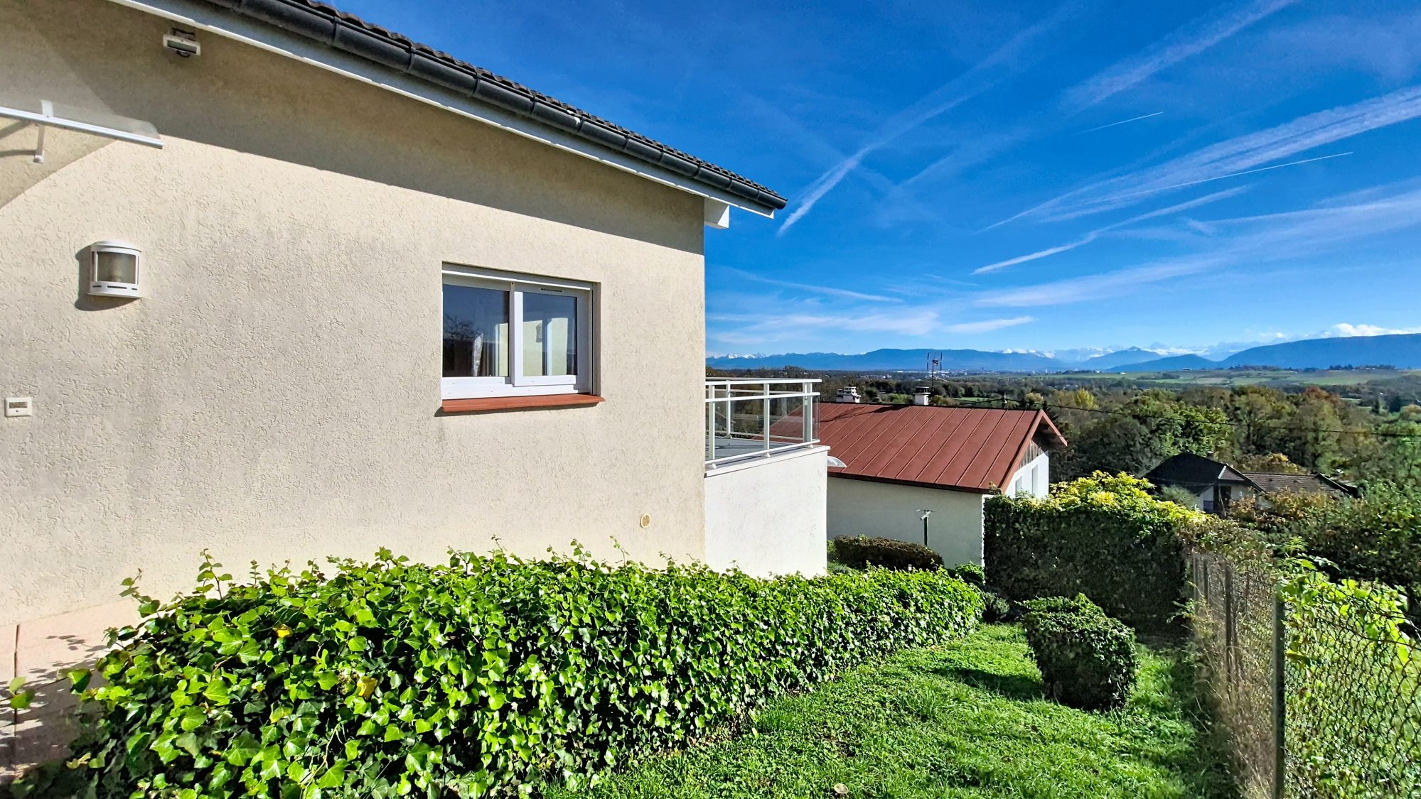 Ensemble immobilier de 2 maisons individuelles Thoiry 01710